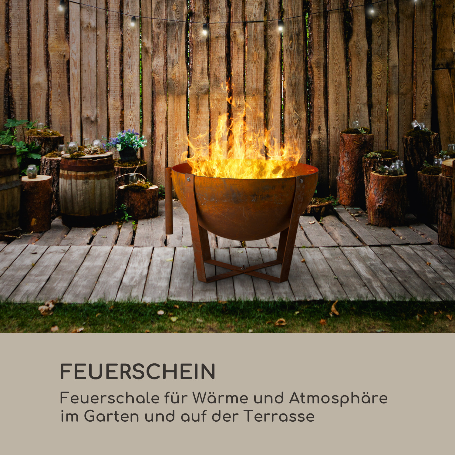 Eine Feuerstelle mit brennendem Feuer, vor einem Holzzaun und einer Holzterrasse, mit Text.