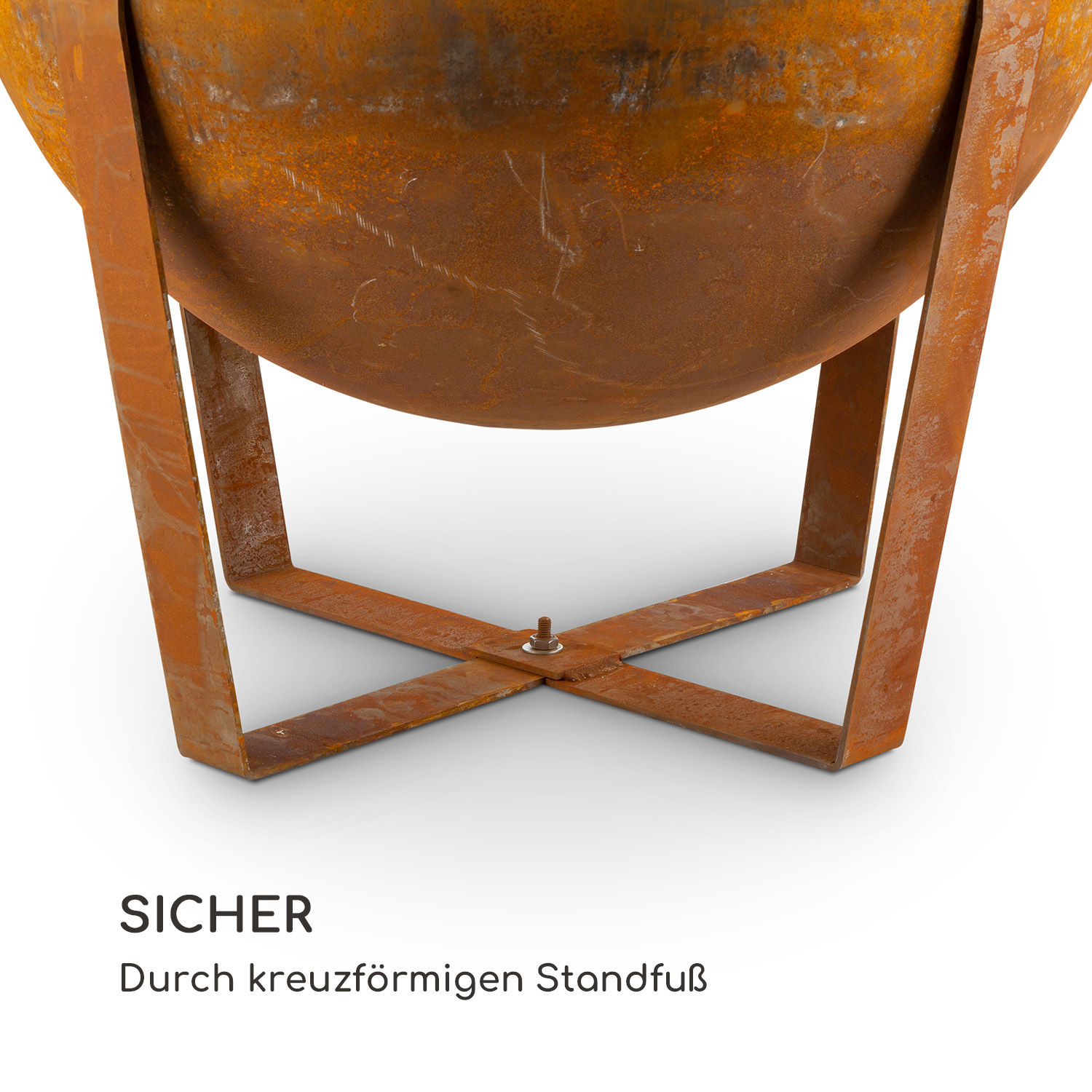 Eine rostige Metallfeuerstelle auf weißer Oberfläche. Der Fuß hat ein kreuzförmiges Design für Stabilität.