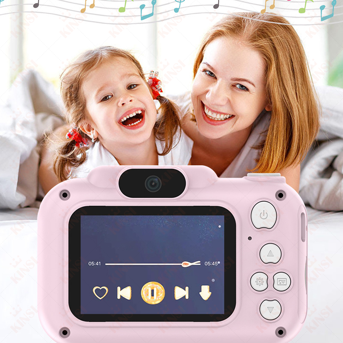 Rosa Kinderkamera, Mutter und Kind lächeln im Hintergrund. Musiknoten überlagern.