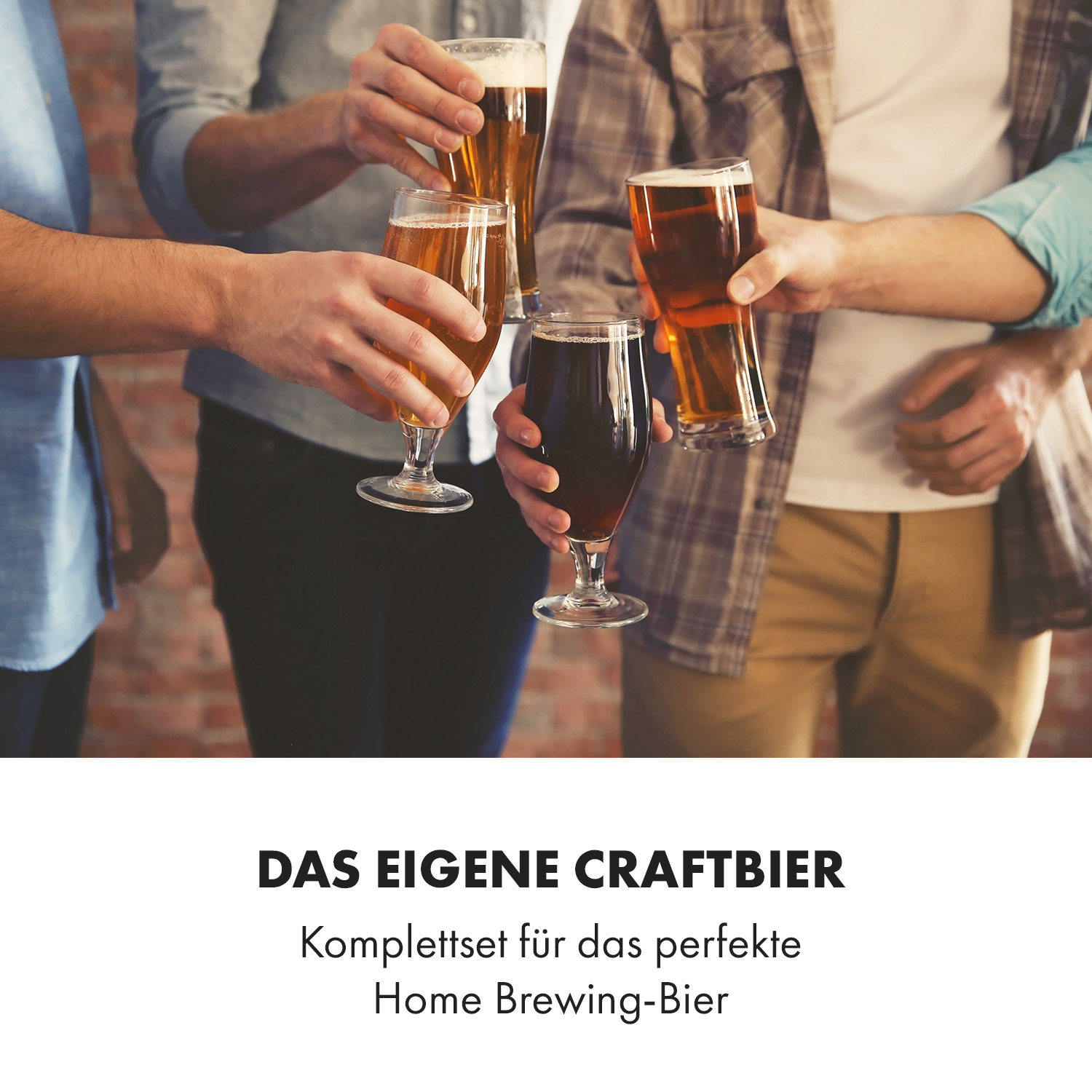 Freunde stoßen mit Biergläsern an. Das Bild zeigt vier Personen mit Biergläsern.
