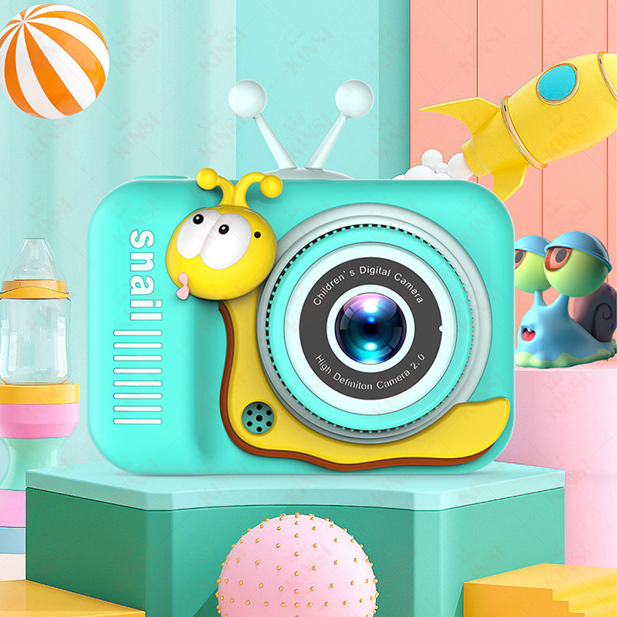 Niebiesko-żółty aparat zabawkowy. Kreskówkowy design ślimaka. Różne obiekty w tle.