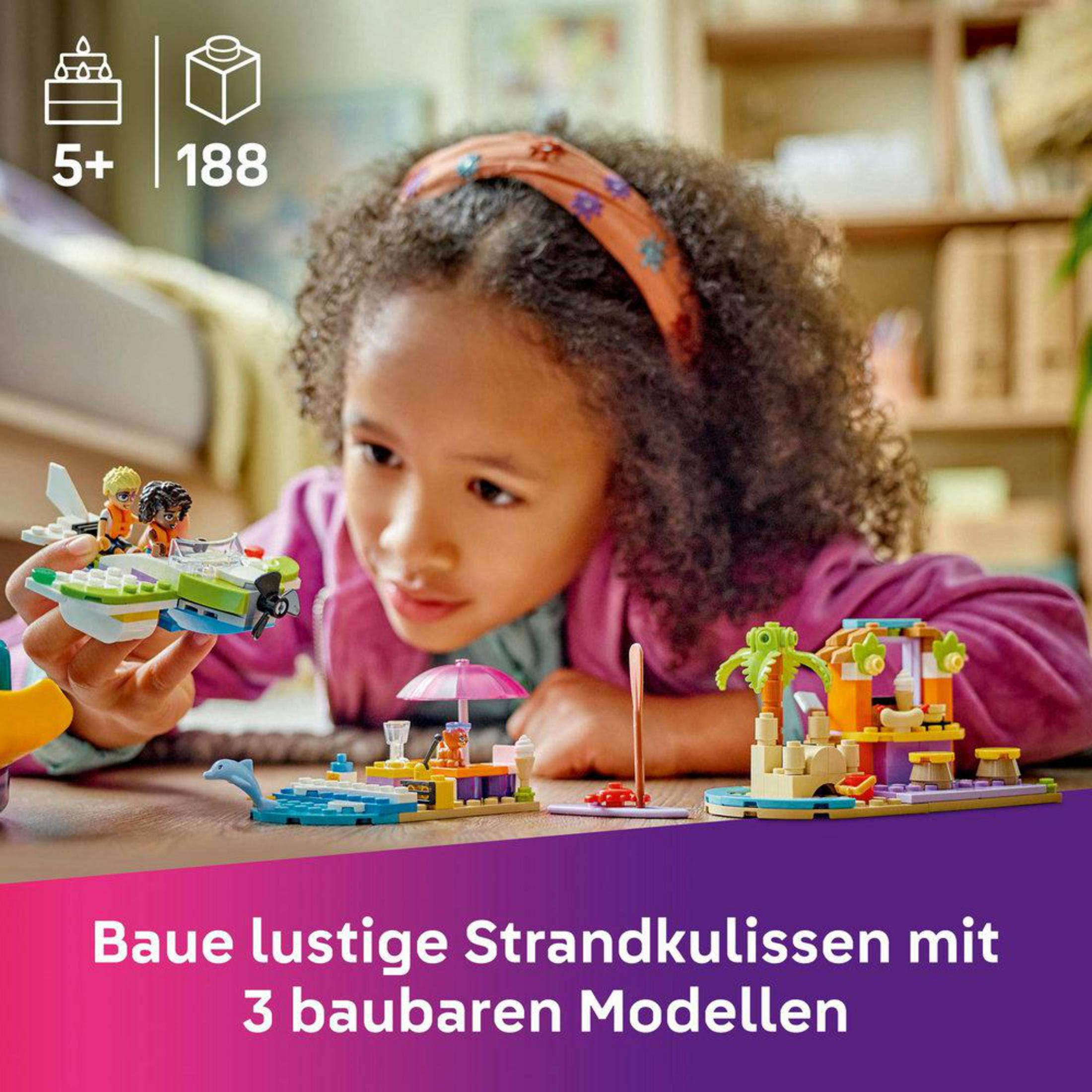 Niña jugando con un set de Lego Friends, construyendo escenas de playa con modelos.