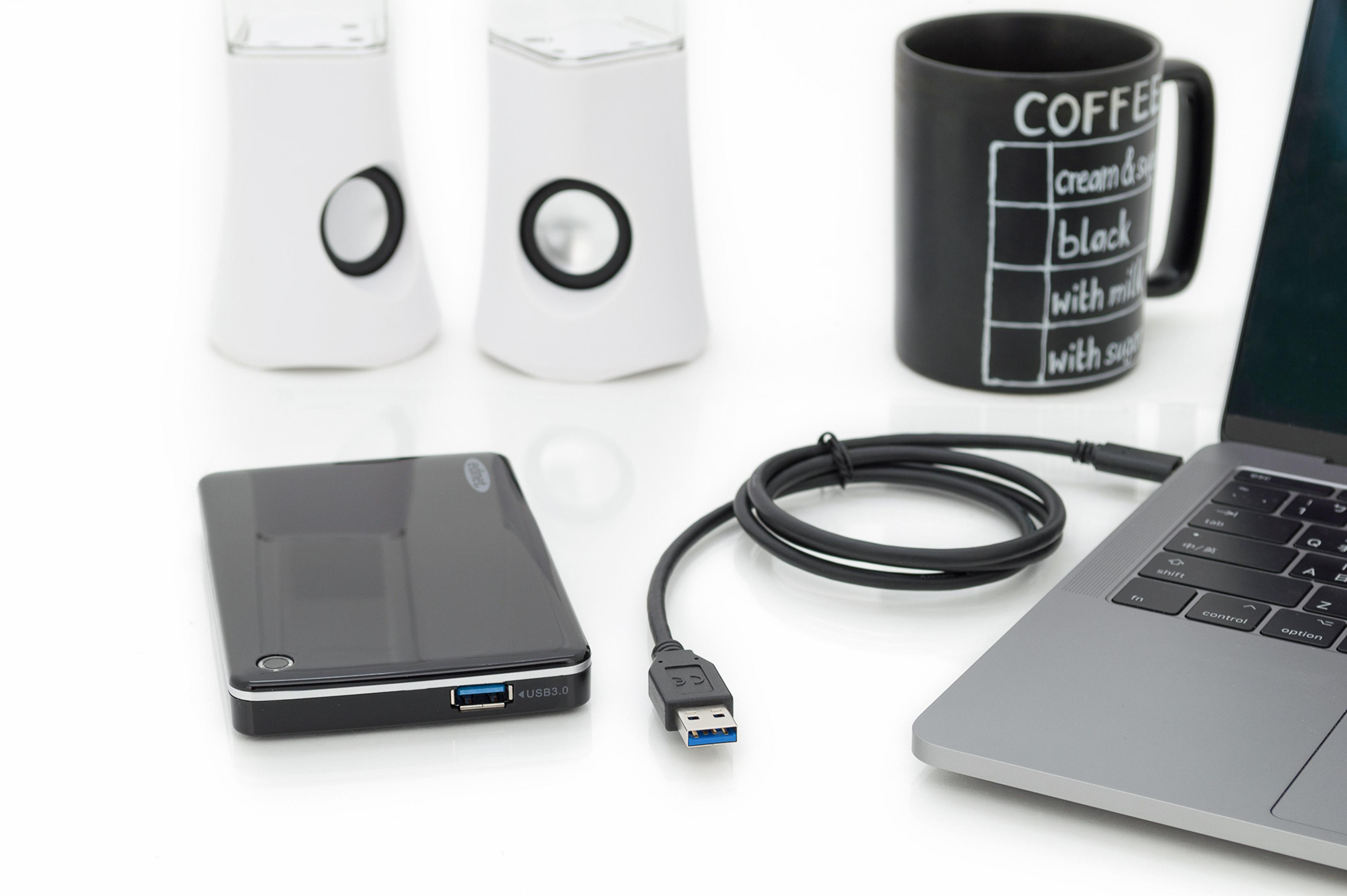 Laptop, zewnętrzny dysk twardy, kubek do kawy i kabel USB na białym tle. Dwa białe pojemniki z tyłu.
