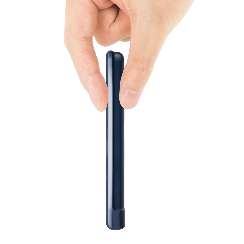 Granatowe etui na telefon. Etui trzymane przez dłoń na białym tle.