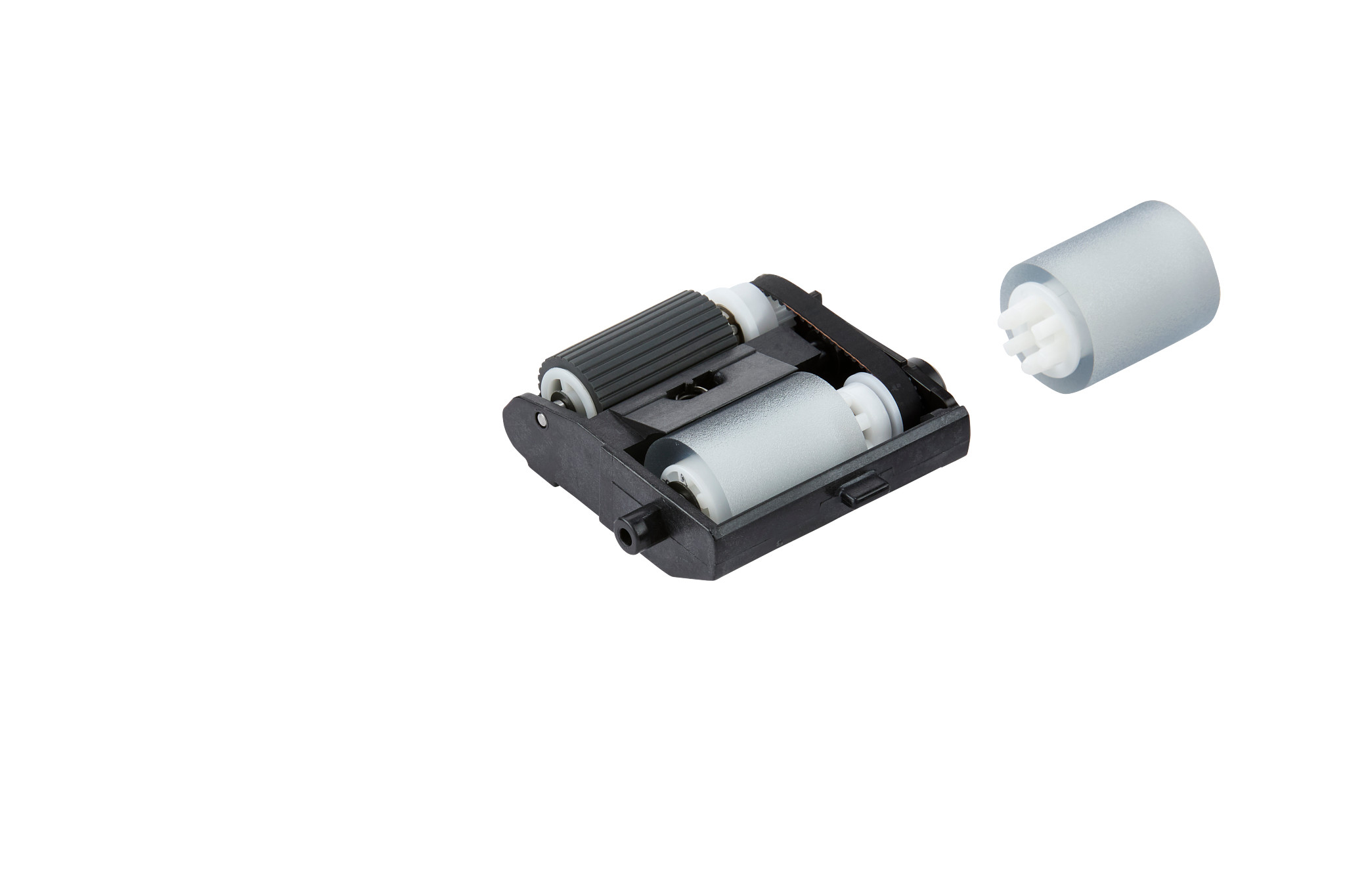 Zestaw rolek drukarki. Dwie rolki w czarnej ramie, osobna biała rolka. Białe tło.