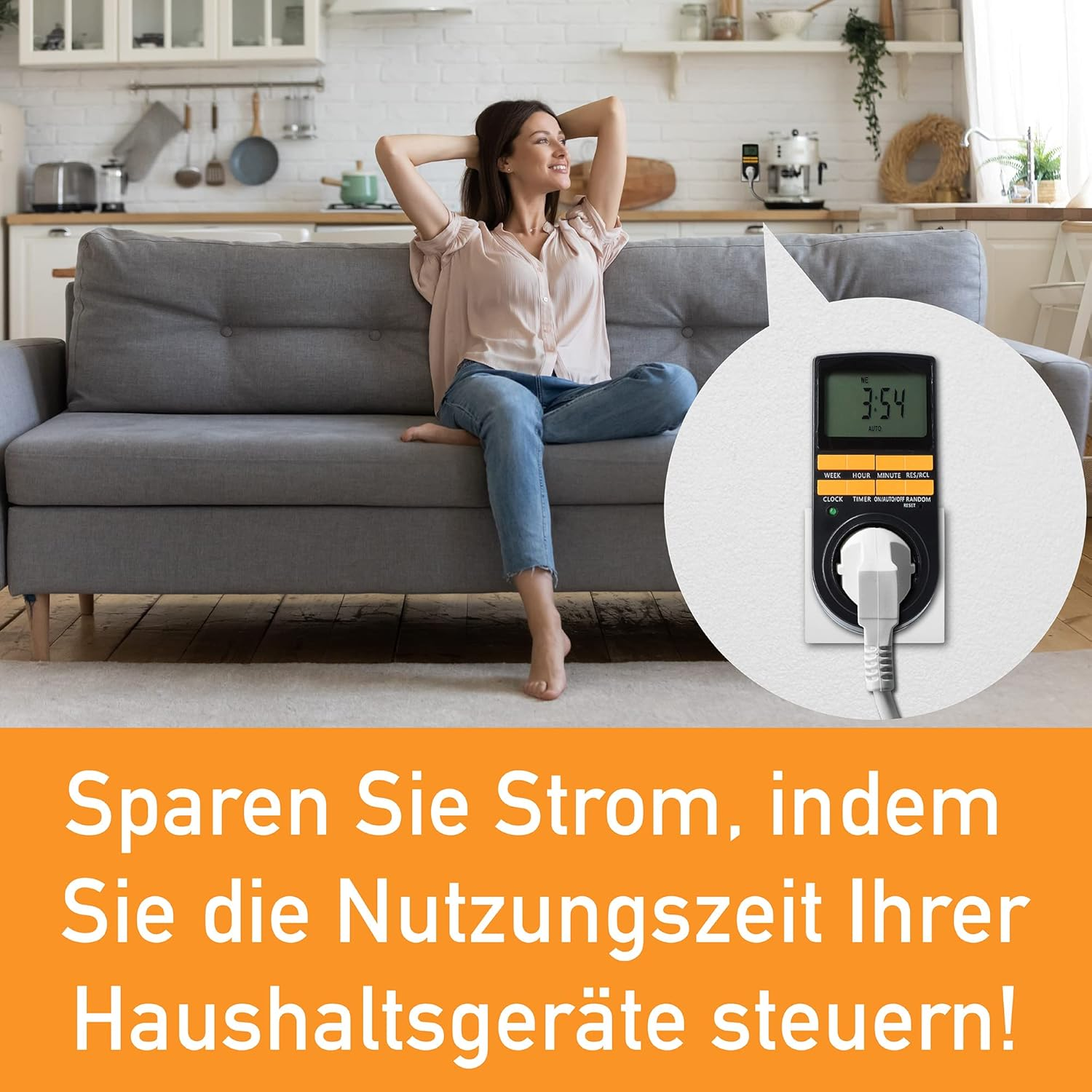 Frau auf Couch, die zu einem Smart Plug aufblickt. Text: Strom sparen durch Steuerung der Geräteauslastung.