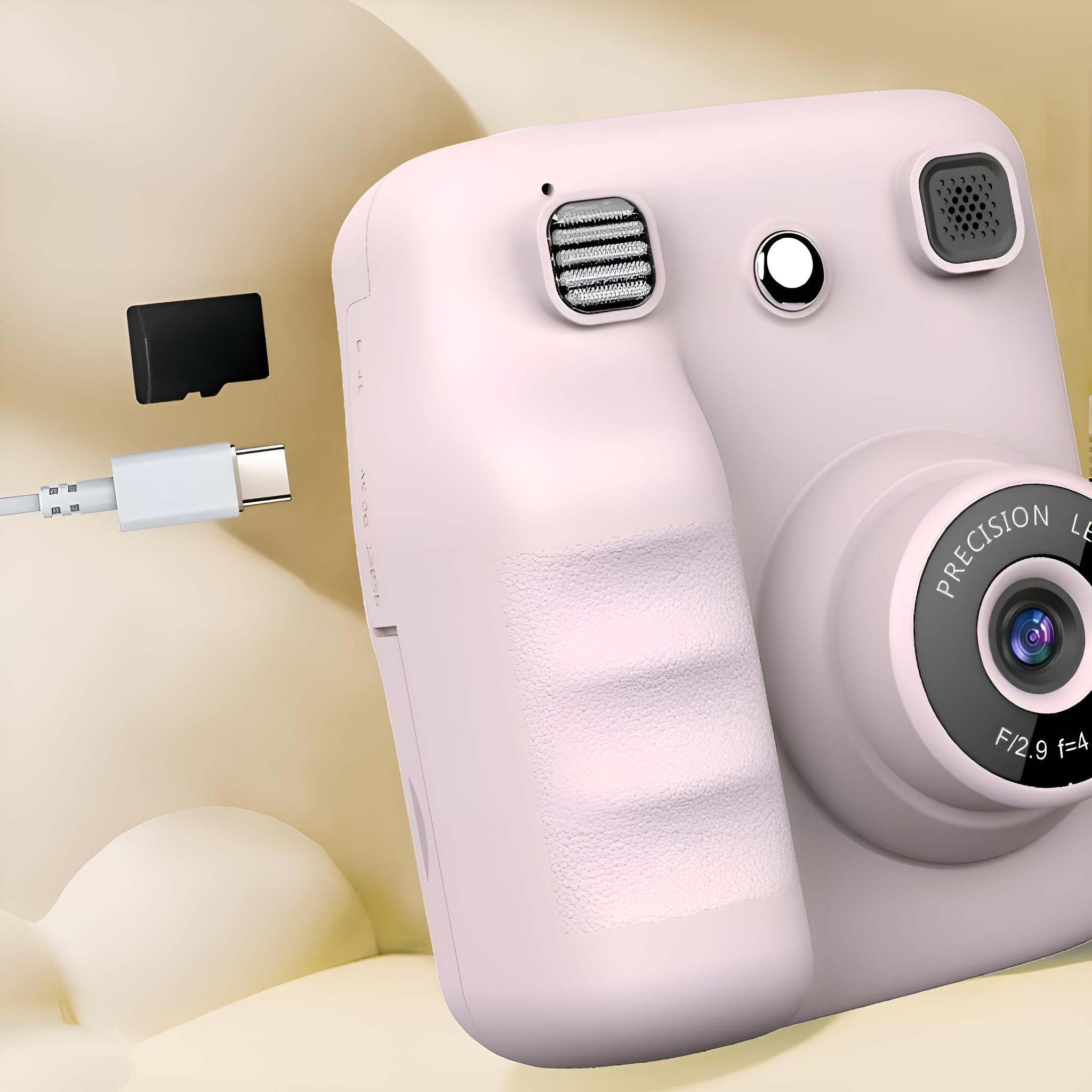 Rosa Retro-Digitalkamera mit Micro-SD-Karte und USB-C-Kabel.