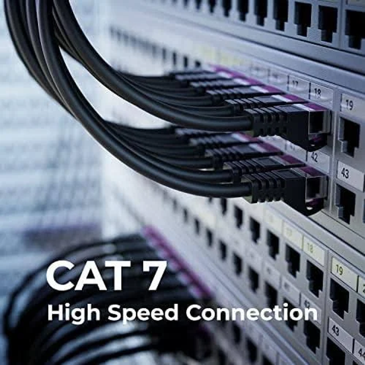 Cavi di rete collegati a un rack server. Testo: CAT 7.