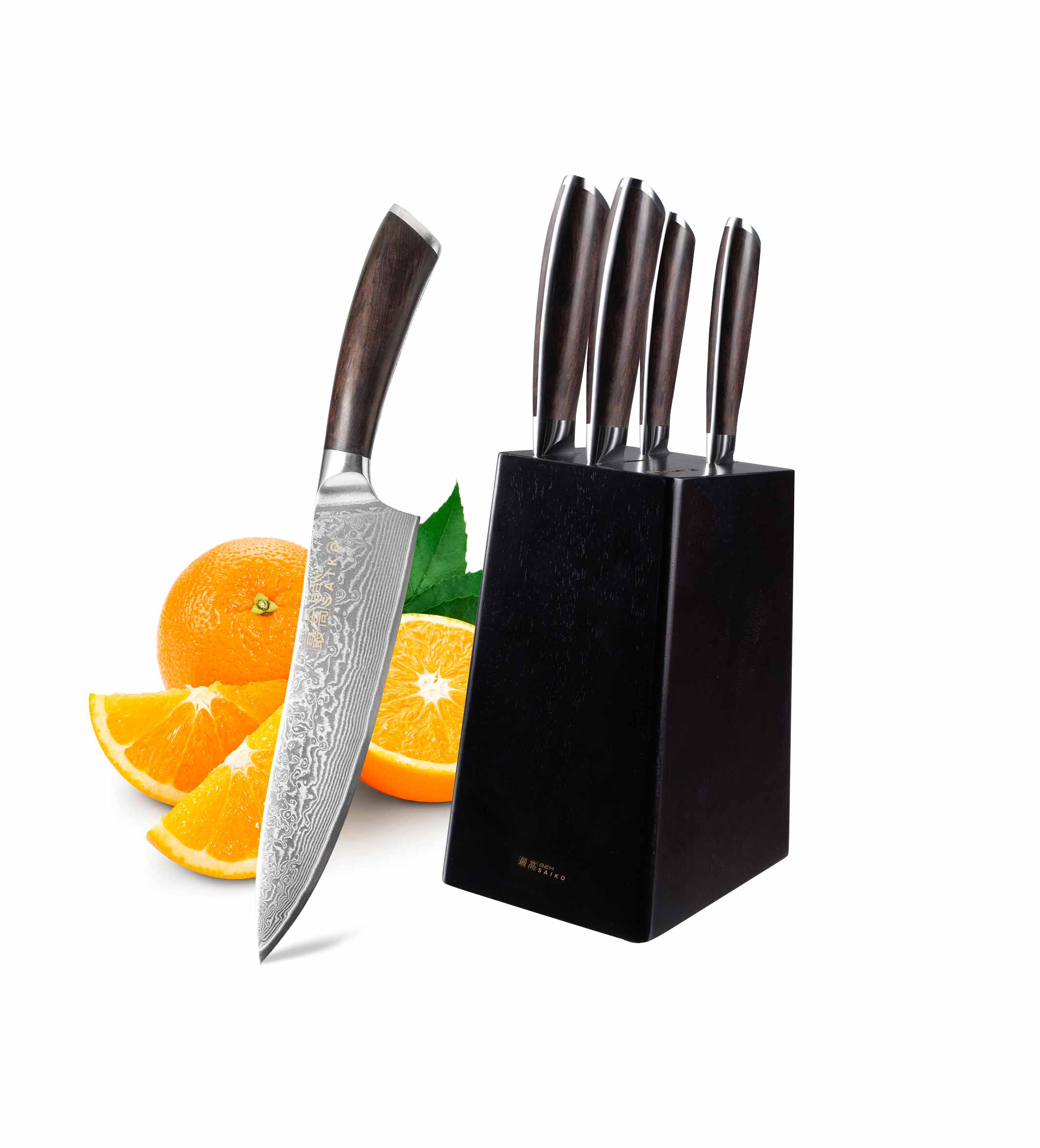 Messerset mit Holzgriffen und einem Holzblock. Orangen liegen neben dem Messer.