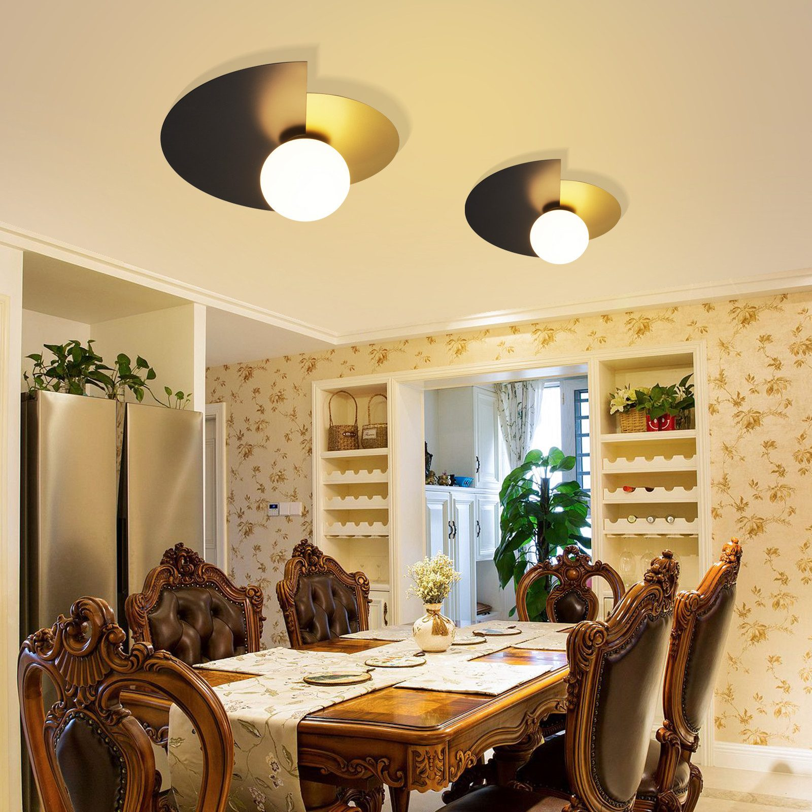 Scena sala da pranzo. Due luci a soffitto, un tavolo, sedie e uno sfondo di carta da parati floreale.