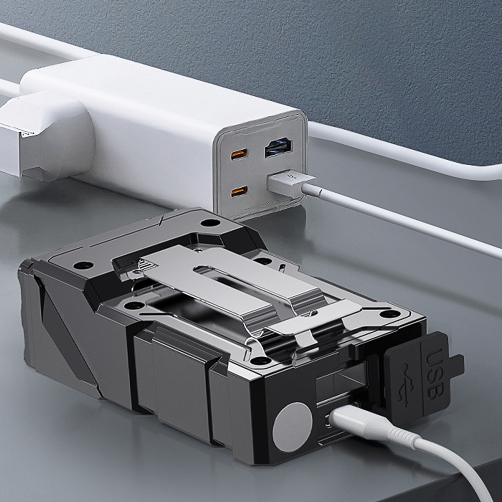 Eine schwarze Taschenlampe, die über ein USB-Kabel mit einem Ladegerät verbunden ist.
