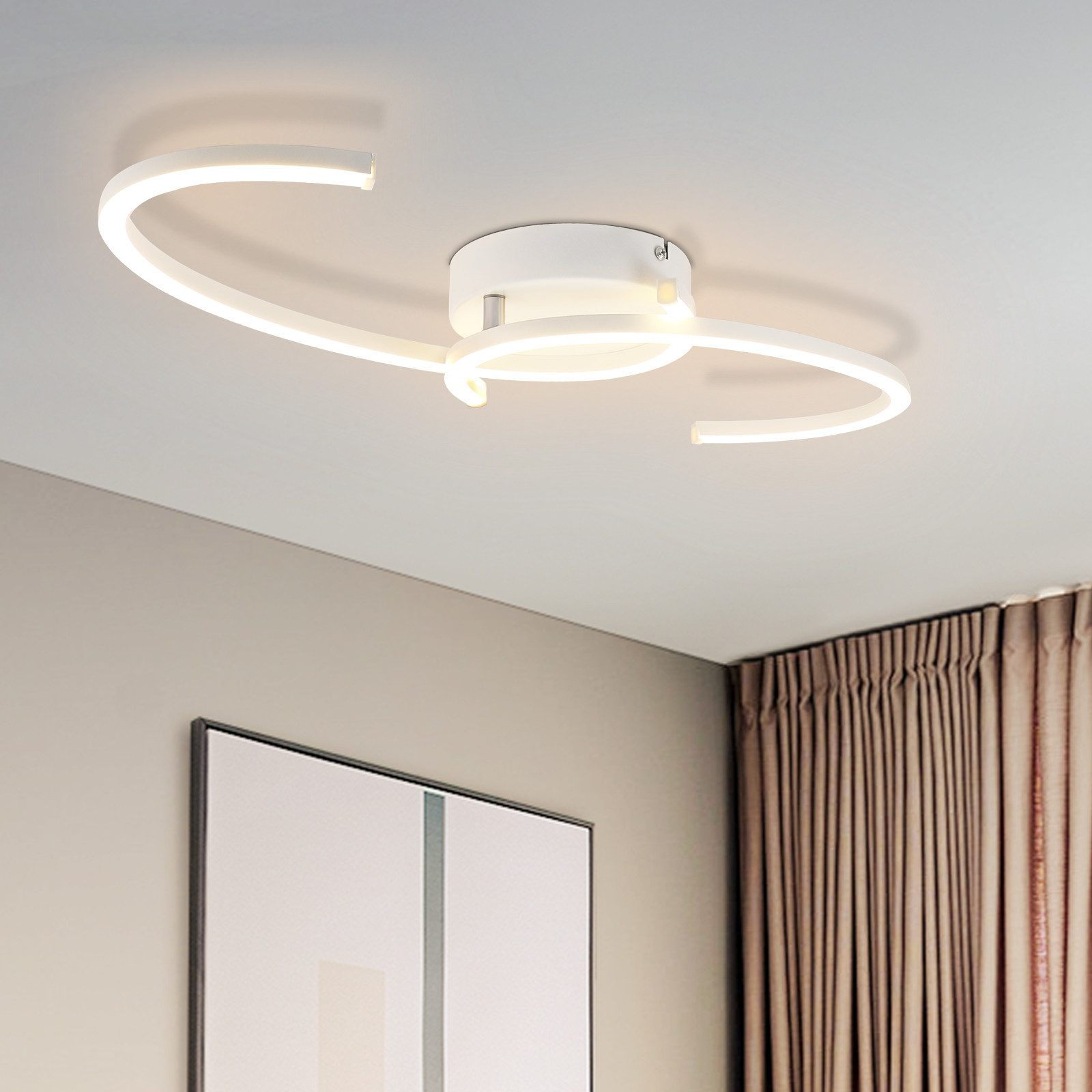 Lampada da soffitto moderna con design curvo, montata su un soffitto bianco.