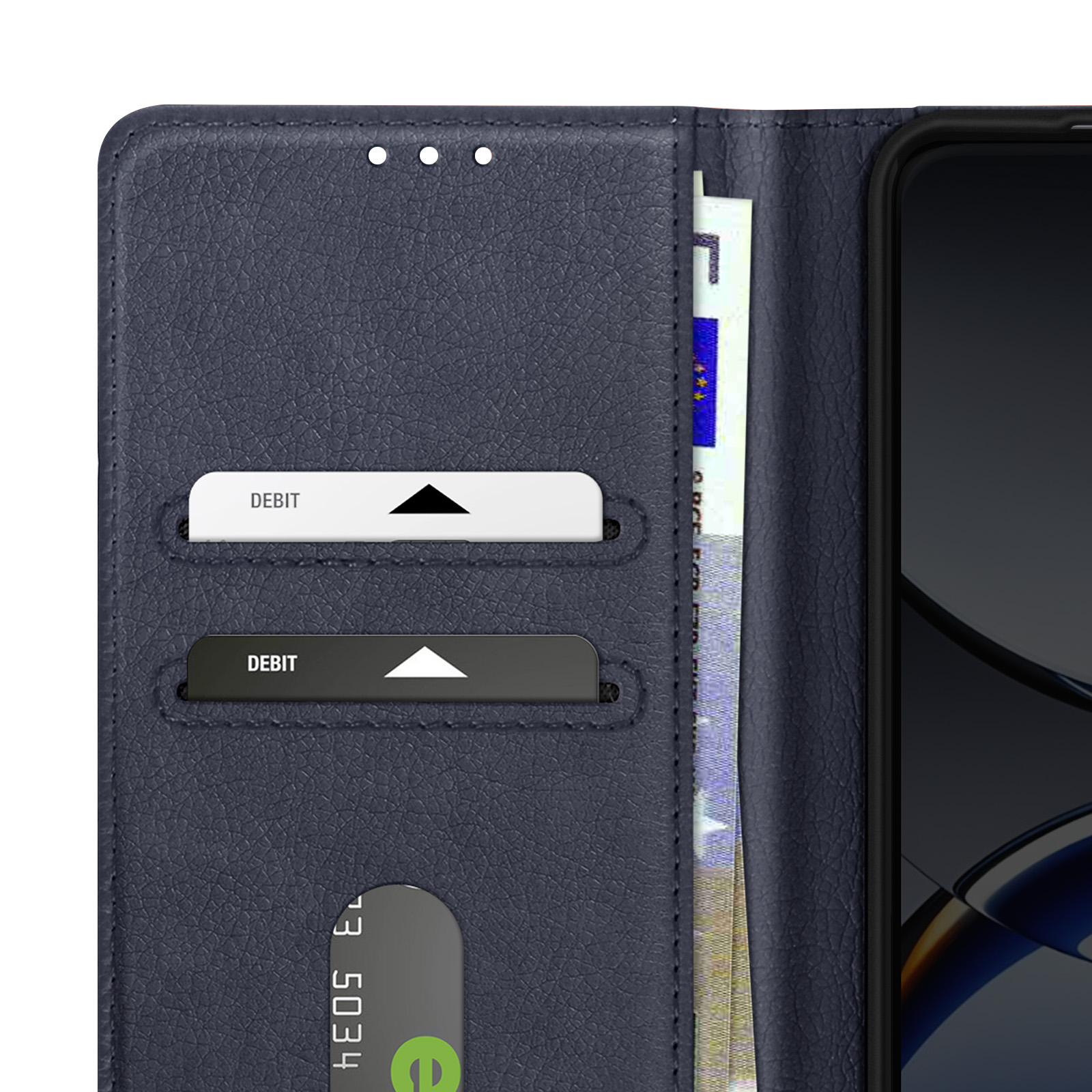 Primer plano de funda azul marino, con tarjetas y billetes dentro.