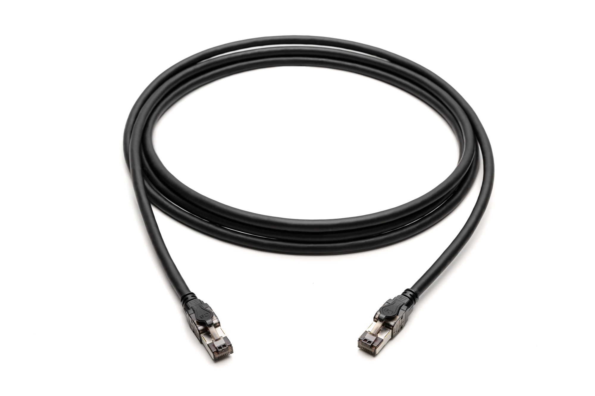 Câble Ethernet noir avec connecteurs aux deux extrémités, enroulé sur une surface blanche.