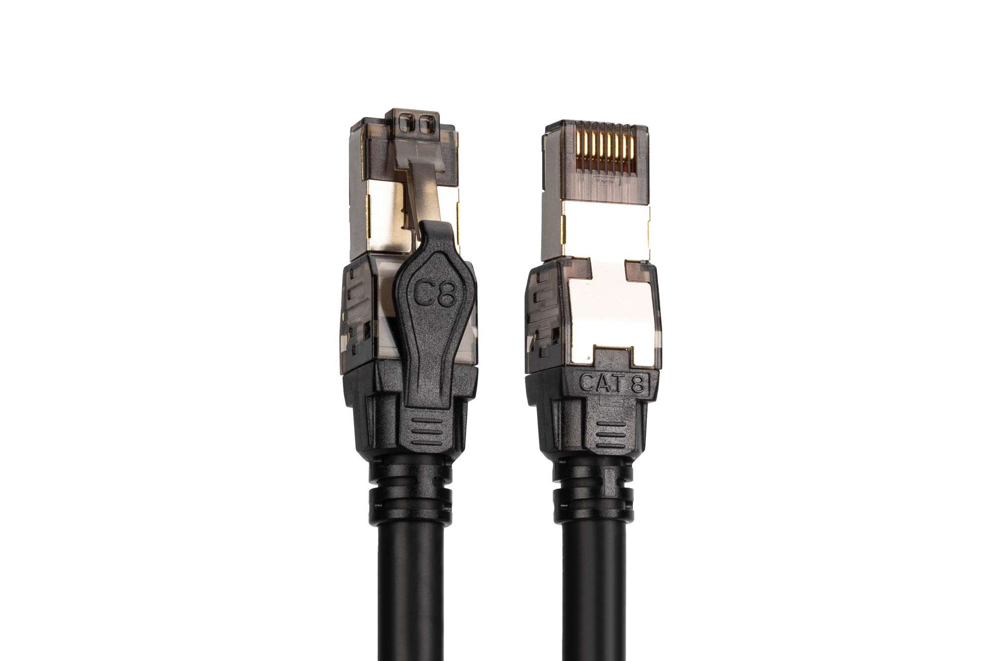 Deux câbles Ethernet CAT 8 noirs sur fond blanc. Les connecteurs sont visibles.