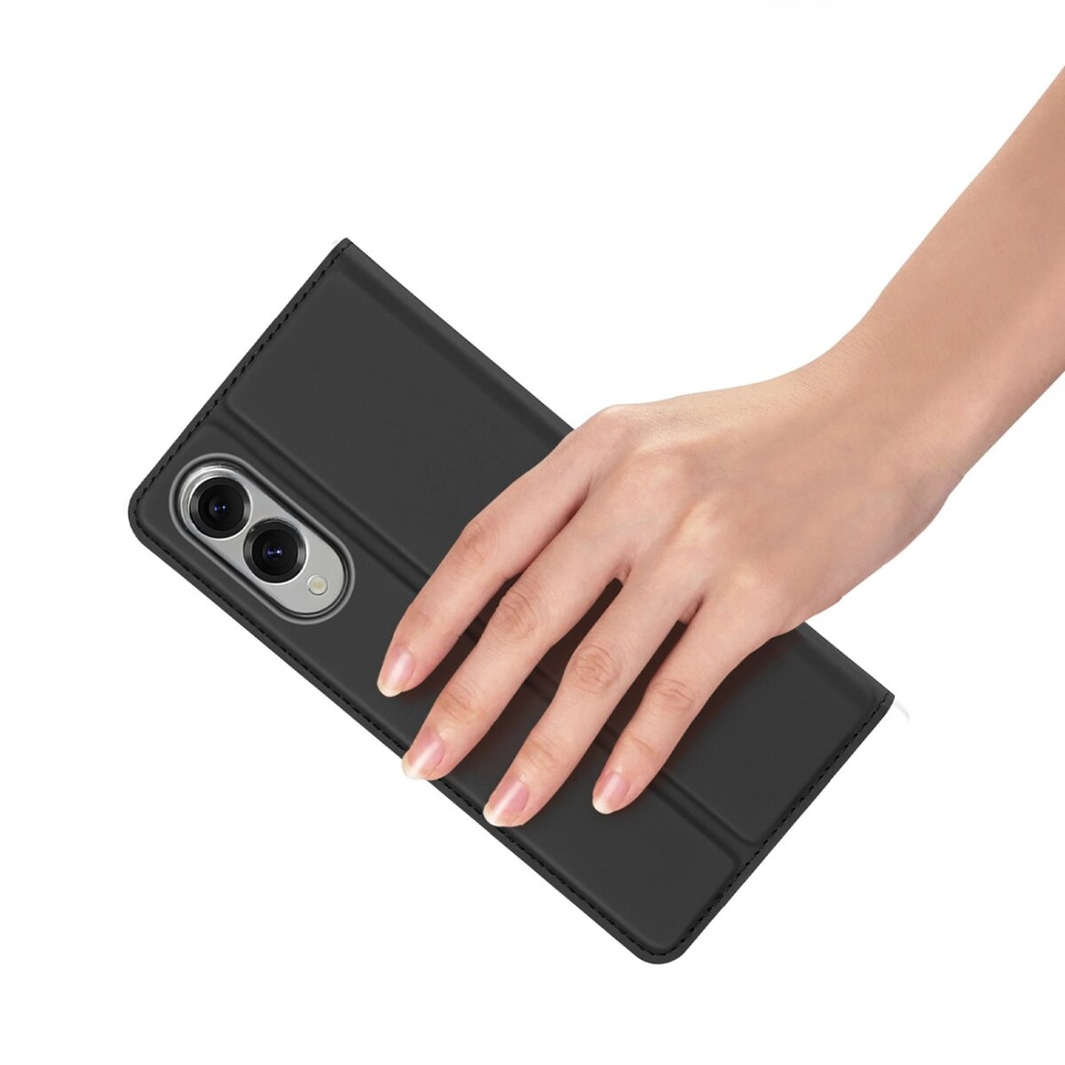 Hand hält schwarze Handyhülle mit Telefon. Die Hülle ist geschlossen. Weißer Hintergrund.