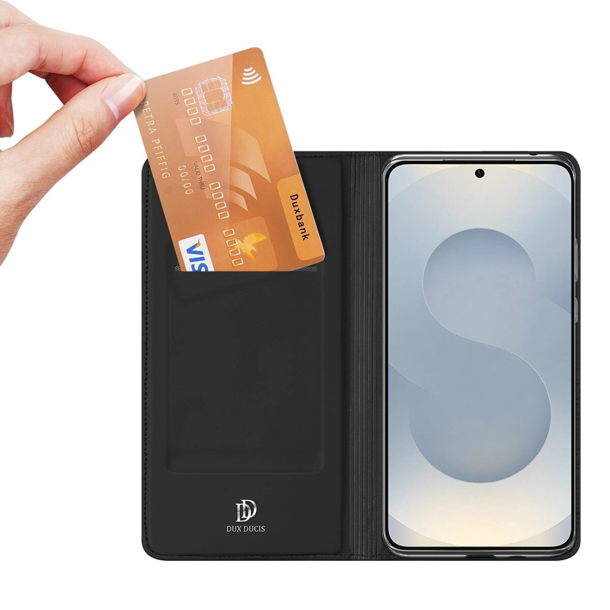 Hand steckt eine Kreditkarte in eine schwarze Handyhülle mit Telefon. Weißer Hintergrund.