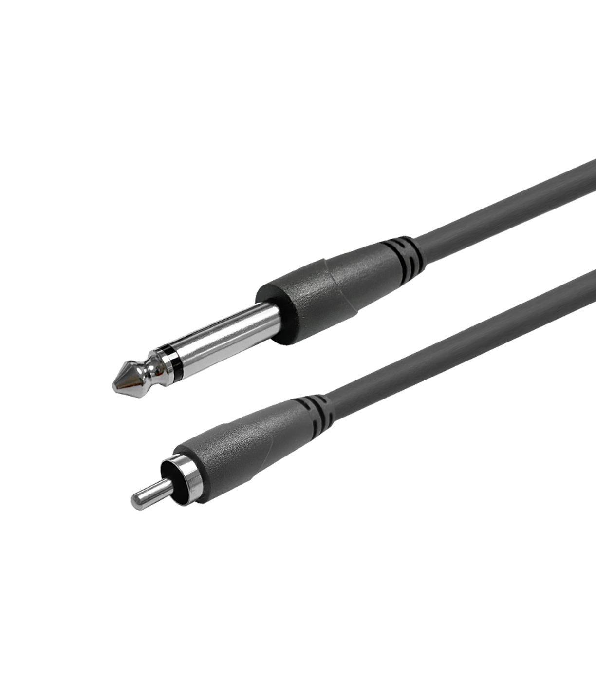 Un cavo audio grigio, con jack e connettore a spina, su sfondo bianco.