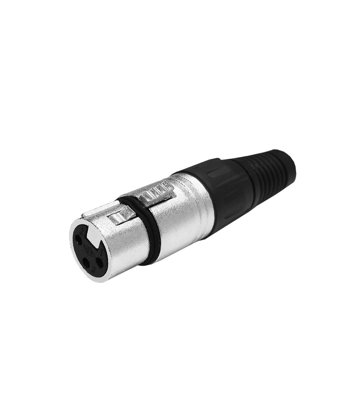 Connettore XLR argento e nero isolato su sfondo bianco, vista angolata.
