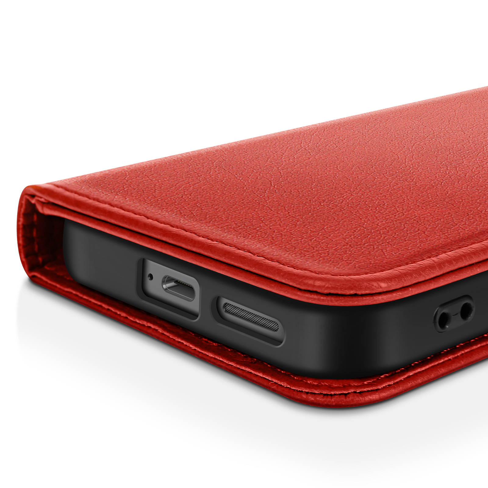 Custodia per telefono in pelle rossa con interno nero e porta di ricarica visibile.