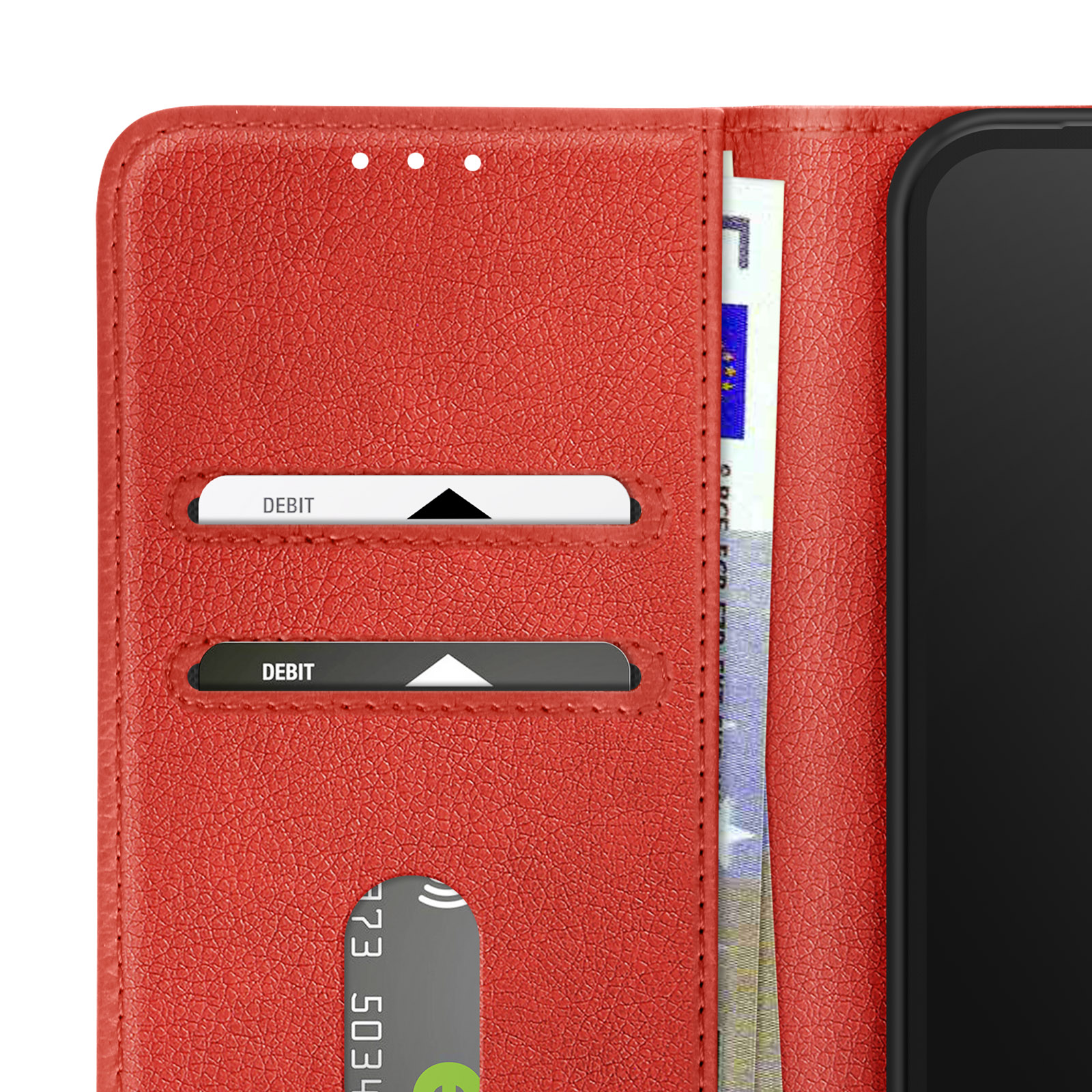 Custodia per telefono rossa, aperta. Mostra carte e denaro all'interno. Sfondo bianco, vista da vicino.