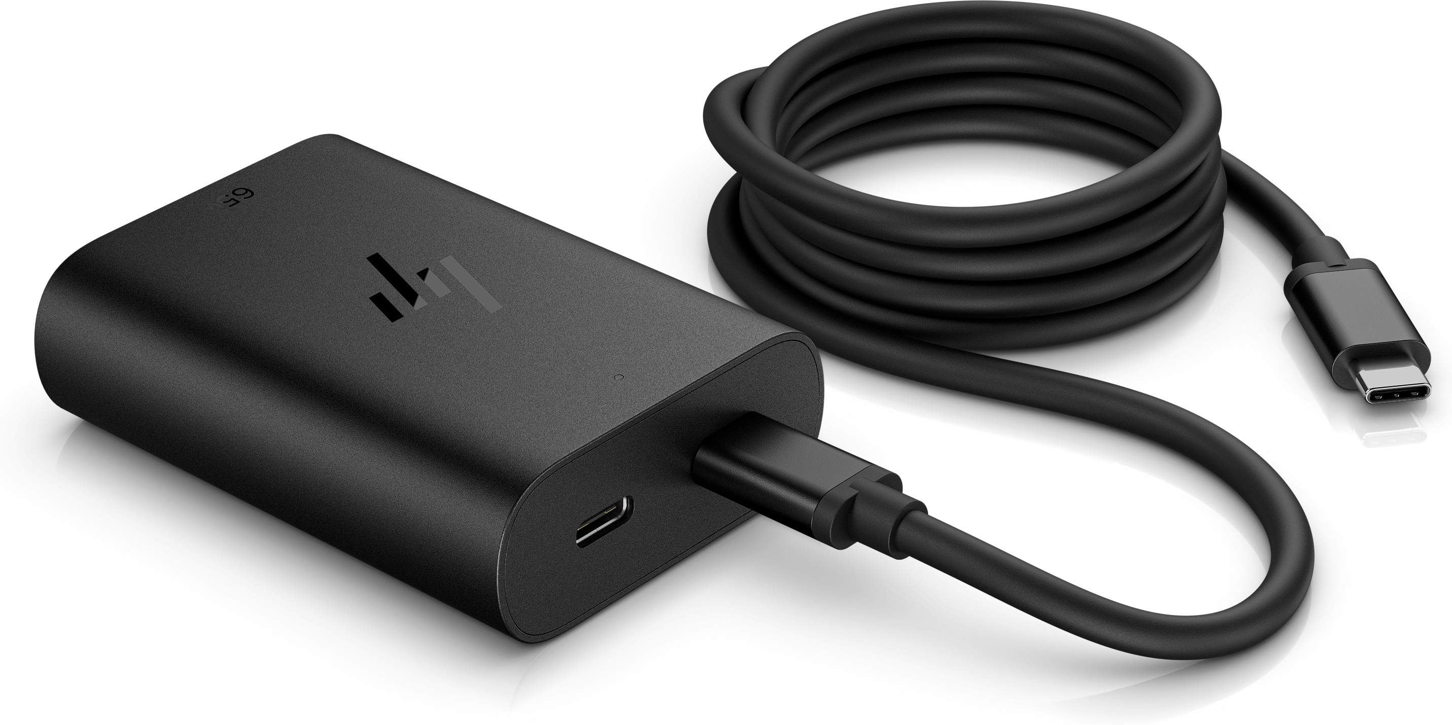 Schwarzes HP 65-W-Netzteil mit angeschlossenem Kabel.