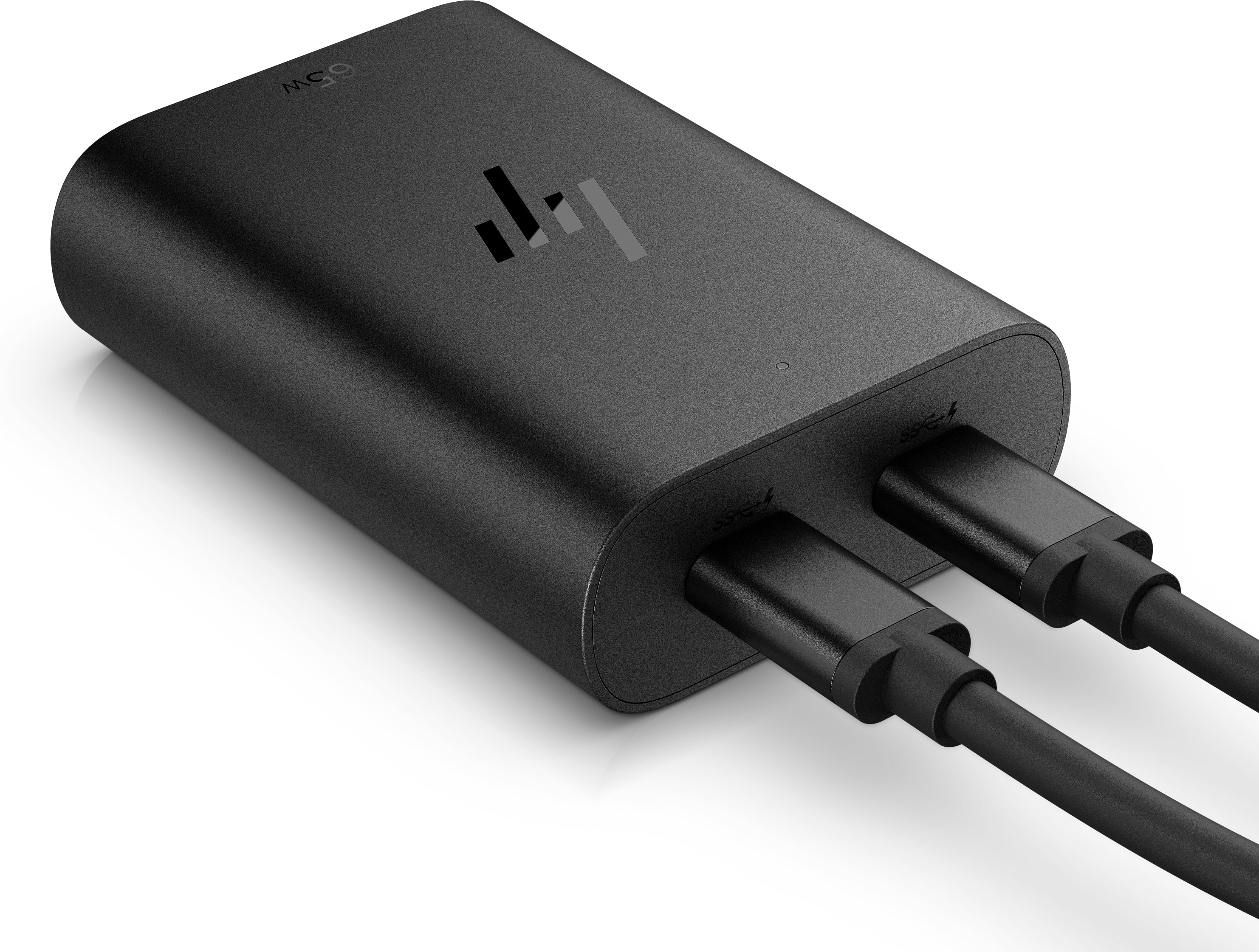 Schwarzes 65W HP-Ladegerät mit zwei angeschlossenen USB-C-Kabeln, Nahaufnahme auf weißem Hintergrund.
