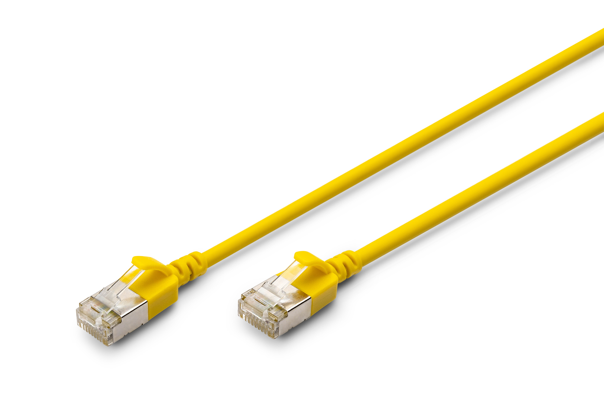 Gele netwerkkabels met connectoren. Witte achtergrond. Close-up van de connectoren. Geïsoleerd.