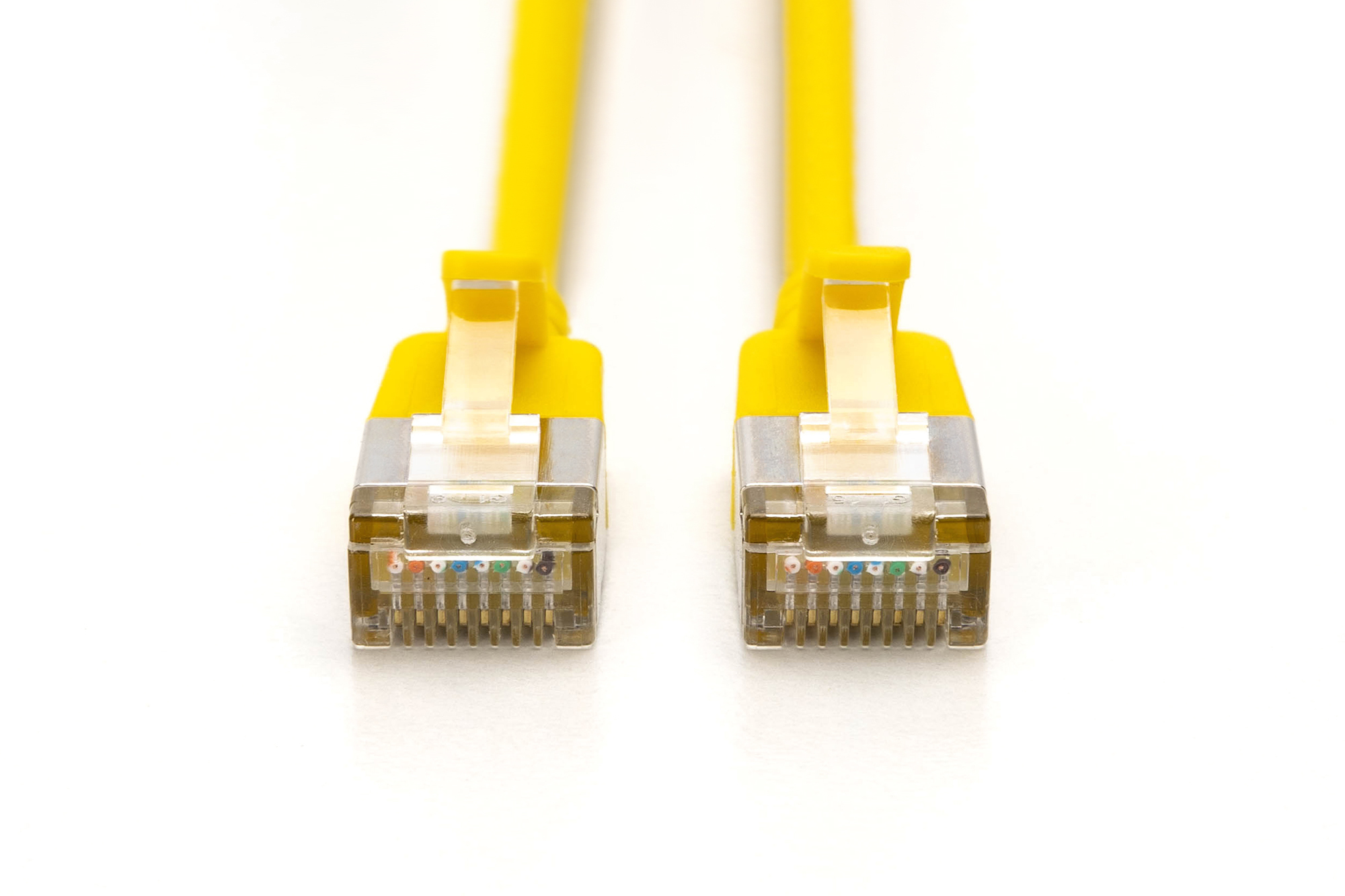 Twee gele netwerkkabels met transparante connectoren. De kabels liggen op een witte achtergrond.