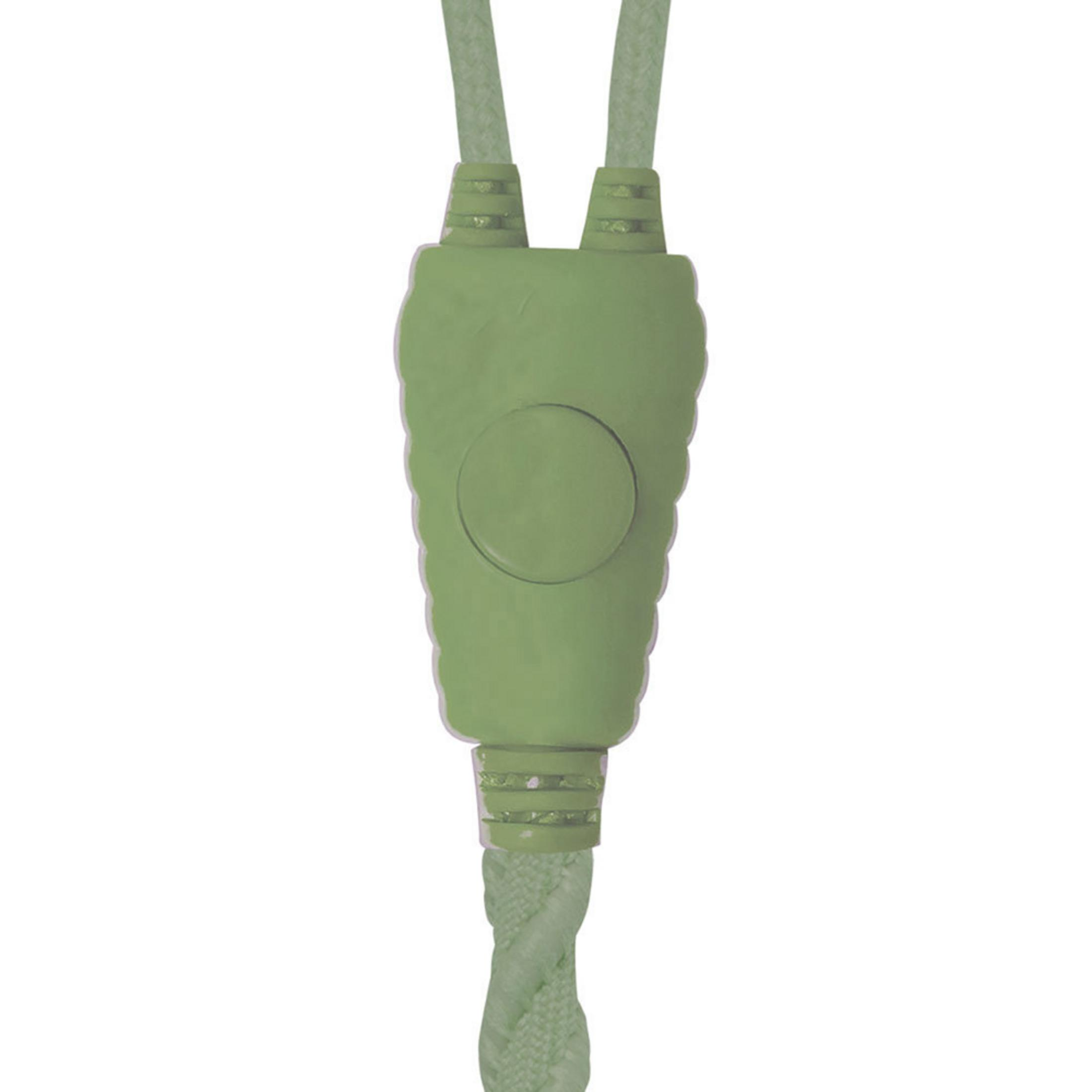 Connettore verde con un pulsante. Corda verde che esce da entrambe le estremità. Sfondo bianco.