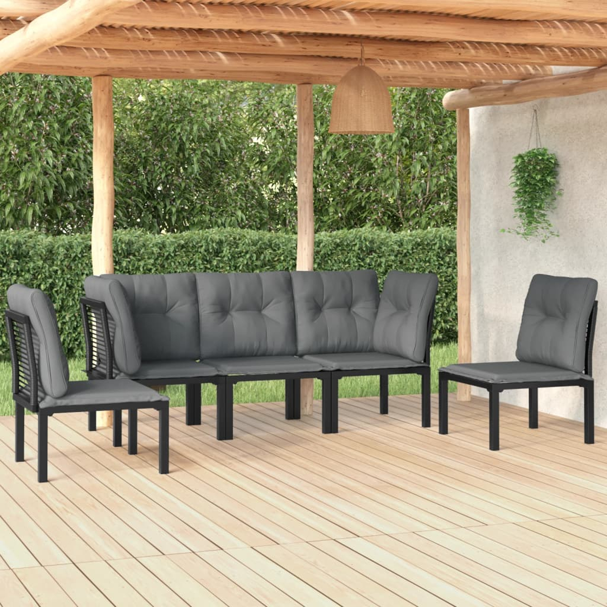 Garten-Sitzgruppe mit Sofa und zwei Stühlen, grauen Kissen und Holzterrasse.