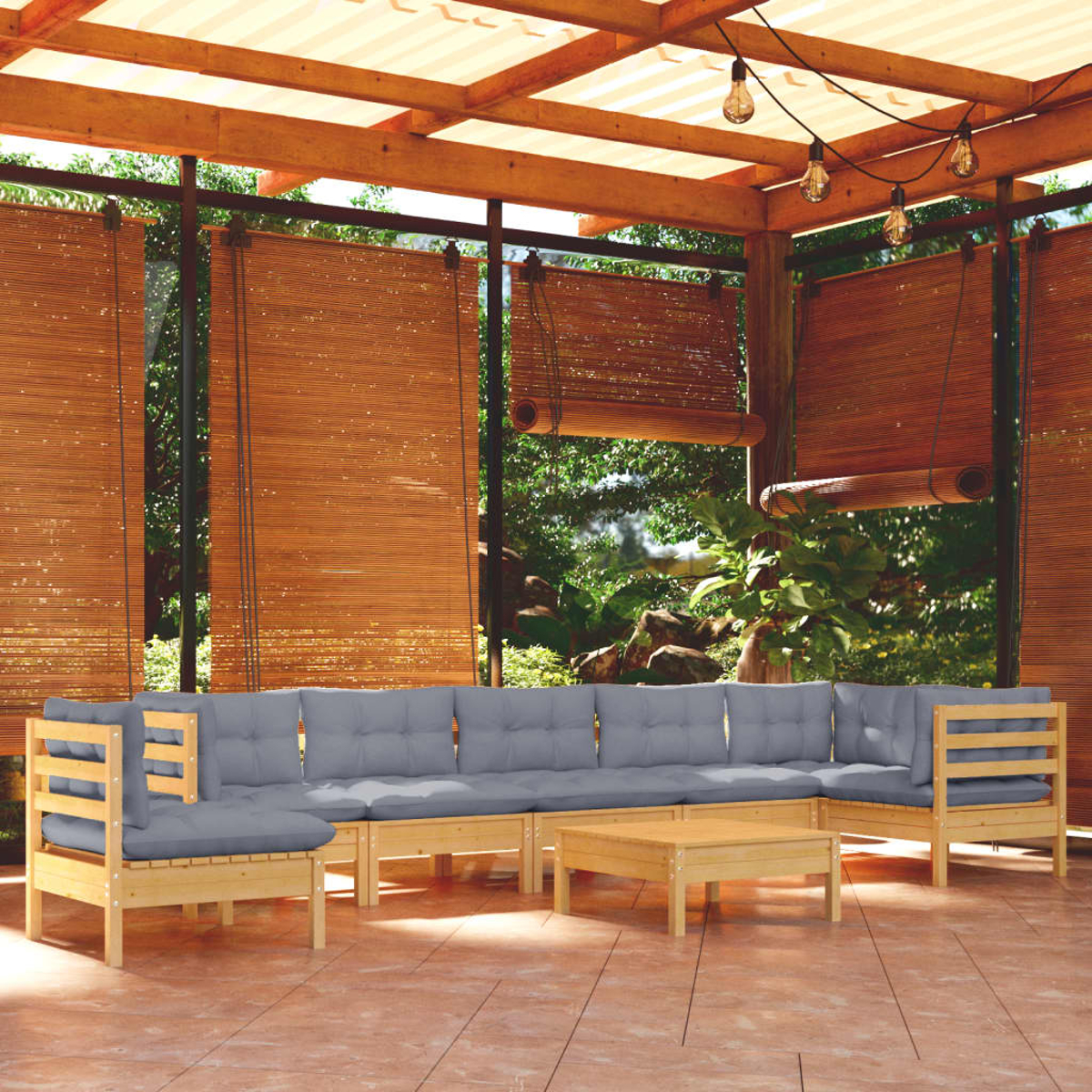Outdoor-Ecksofa unter einer Holzpergola, mit grauen Kissen und einem Couchtisch aus Holz.