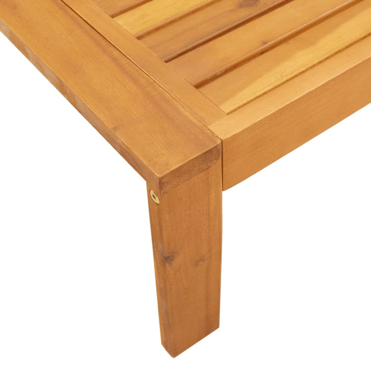 Primo piano di un angolo di tavolo in legno, che mostra la gamba e la superficie con venature visibili.