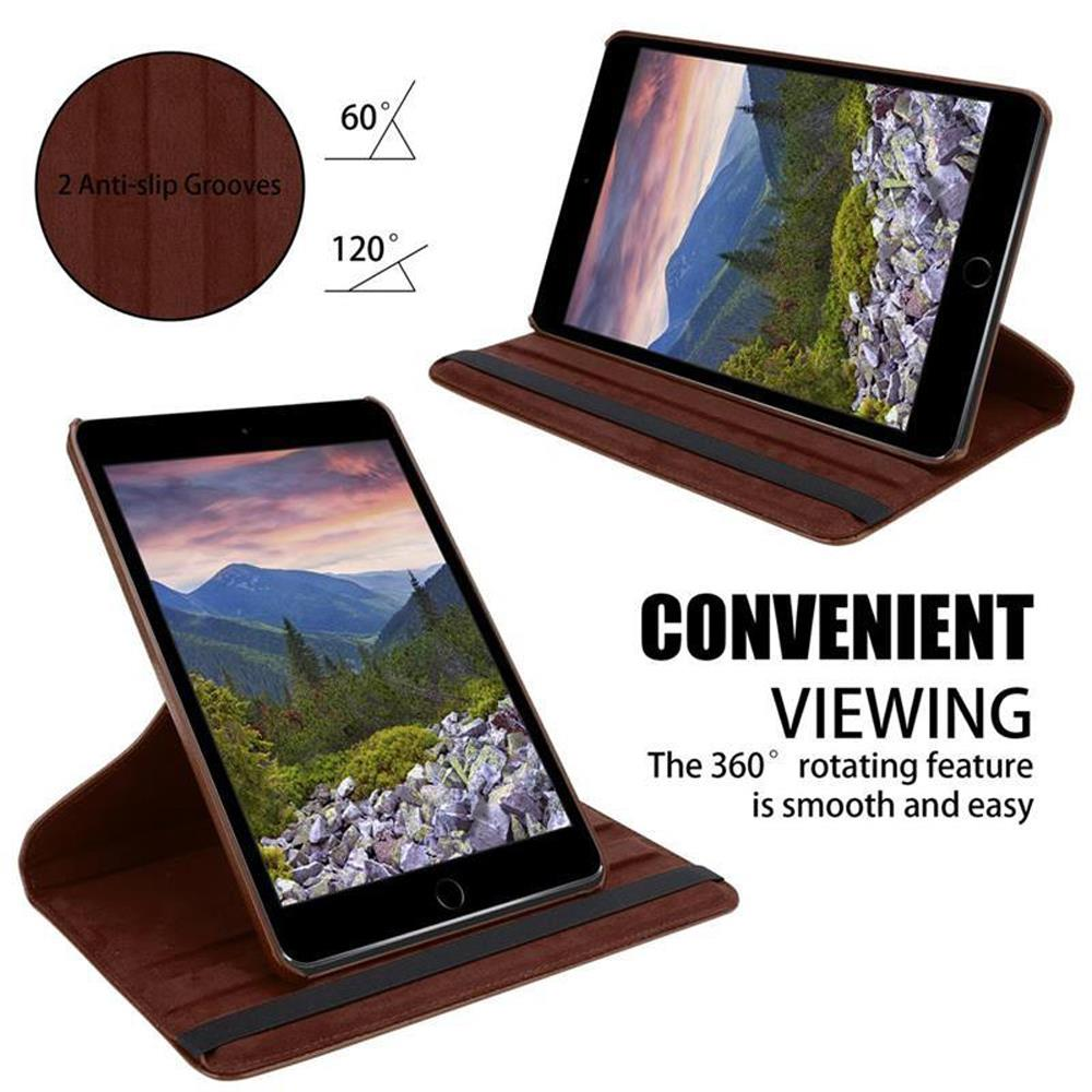 Zwei Tablets in braunen Hüllen. Eines offen mit Berglandschaft. Weißer Hintergrund.