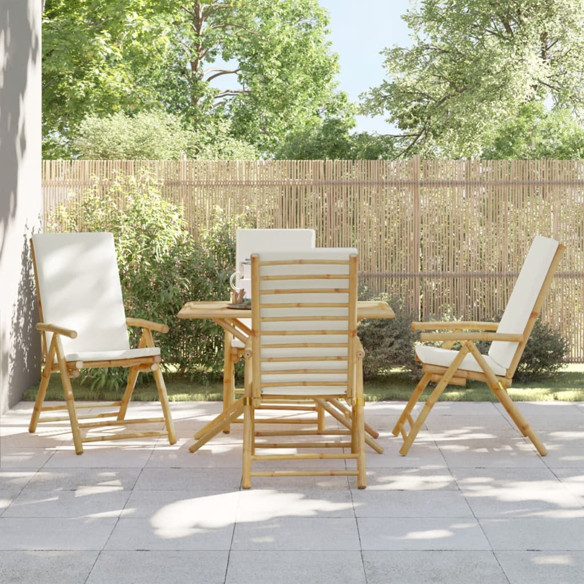 Terrassenmöbel-Set mit Holztisch und Stühlen.