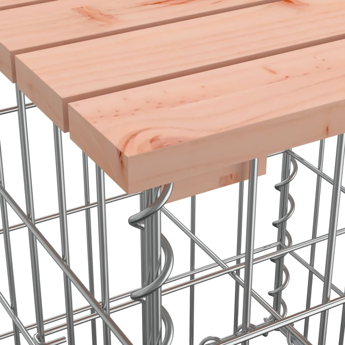 Nahaufnahme eines Gabions mit Holzbohlen obenauf.