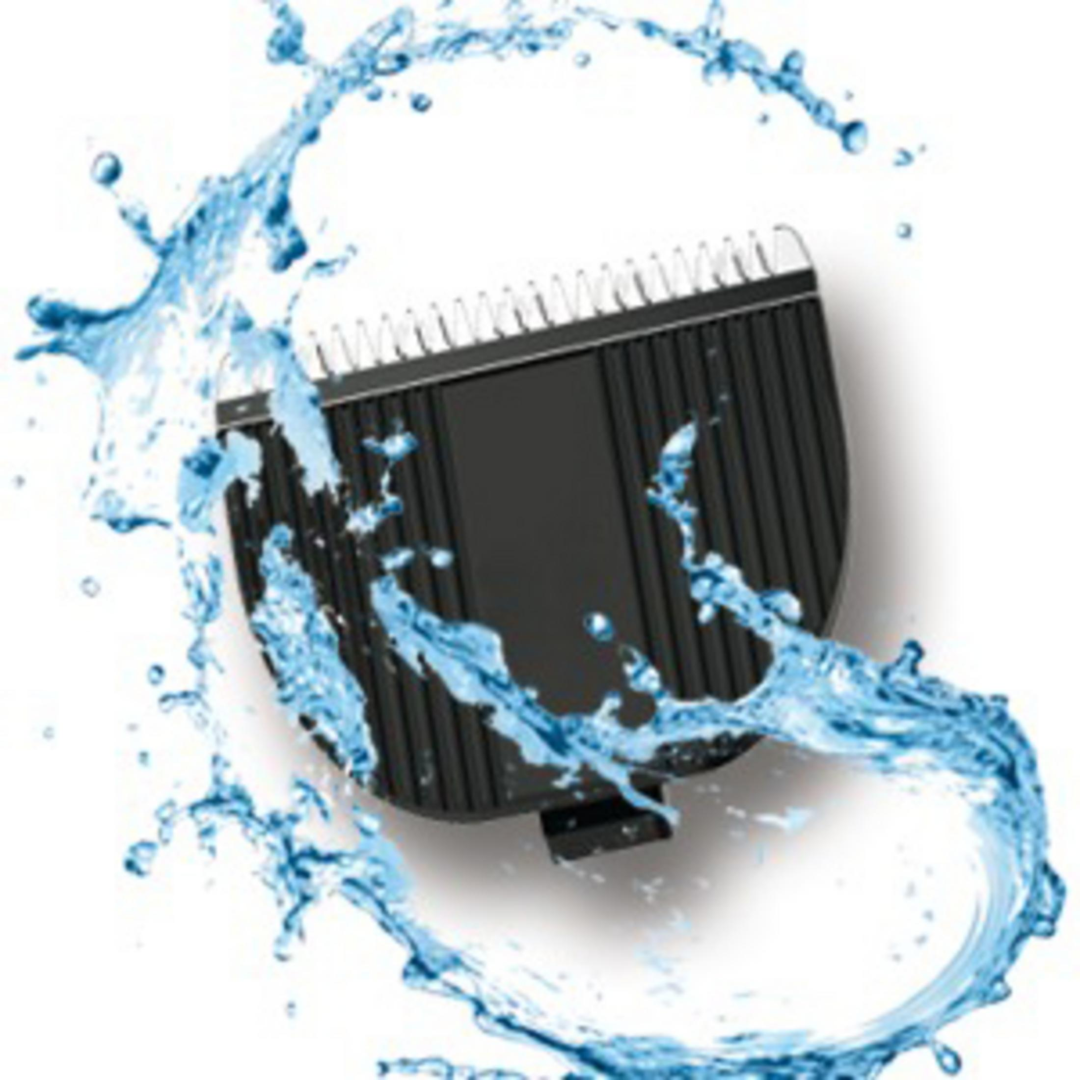 Ein schwarzer Trimmerkopf, umgeben von Wasserspritzern, vor weißem Hintergrund.