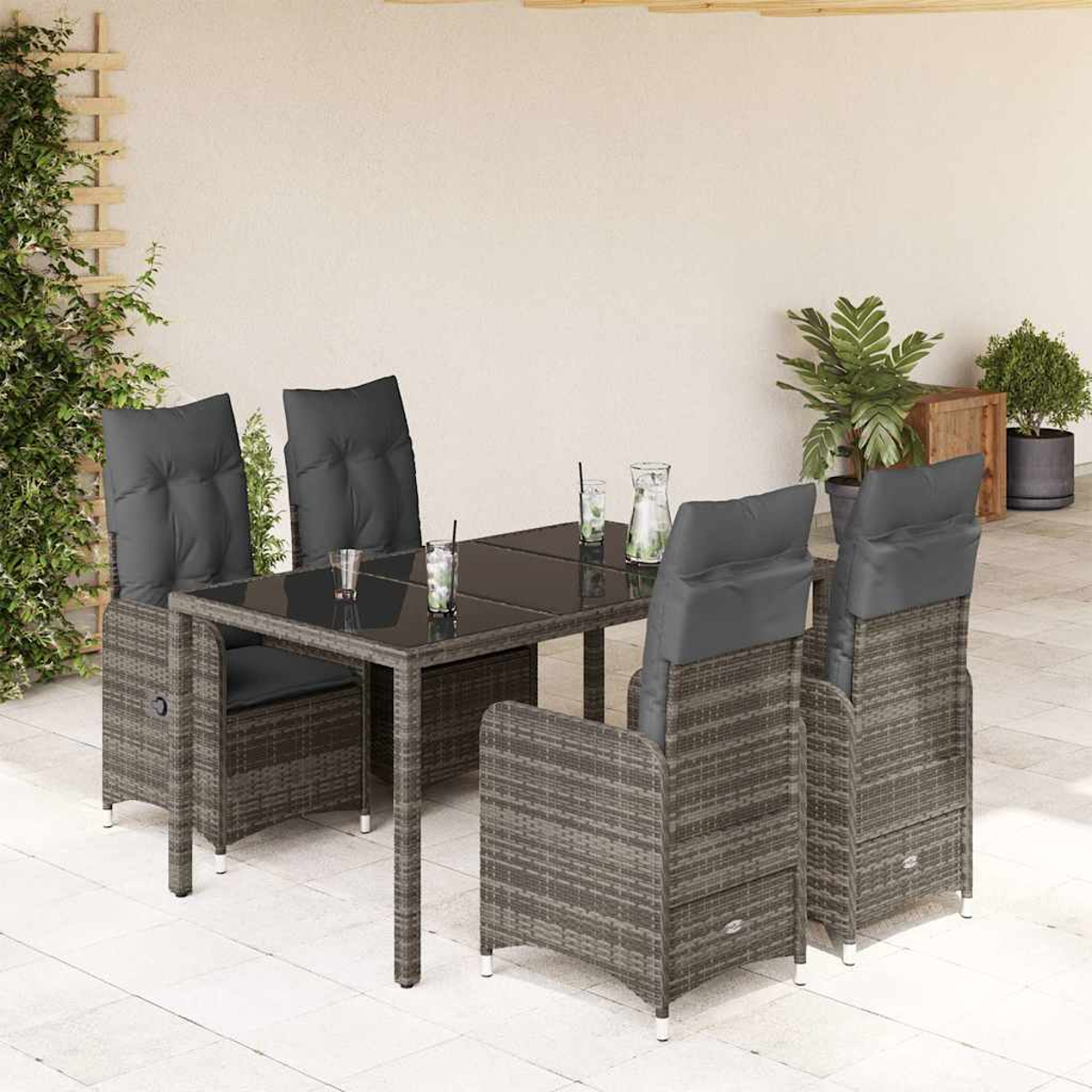 Essgruppe im Freien. Tisch mit 4 Stühlen, Getränke auf dem Tisch.