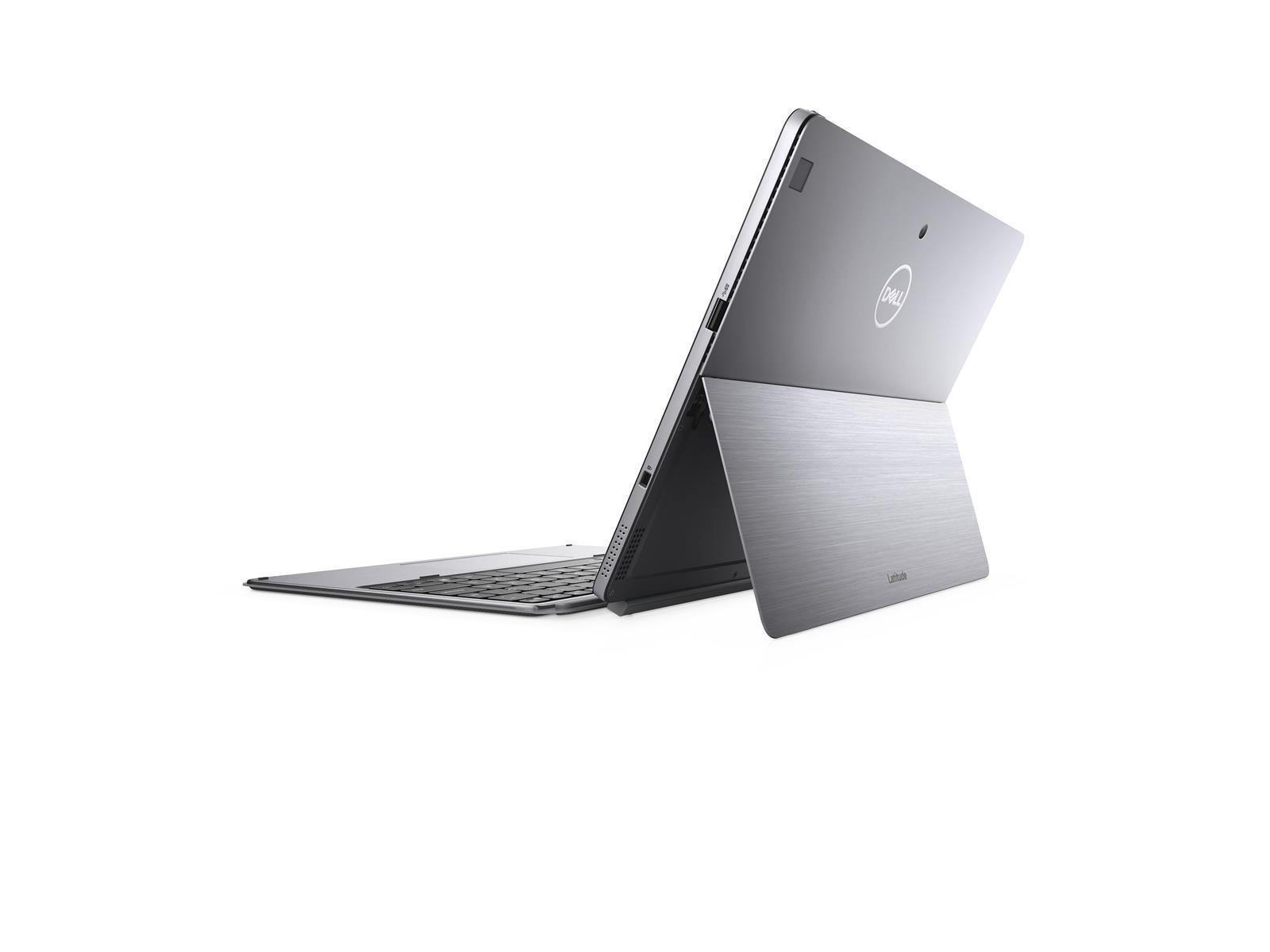 Silberner Dell Laptop, schräg geöffnet. Weißer Hintergrund. Dell-Logo auf dem Deckel.