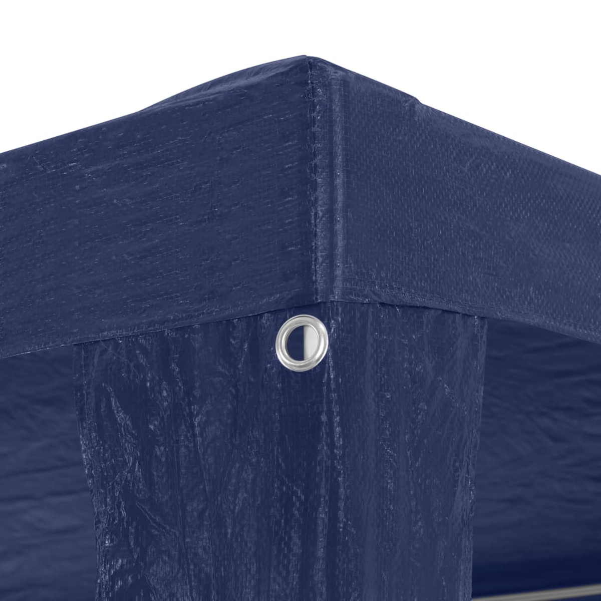 Nahaufnahme einer marineblauen Planecke mit einer Metallöse.