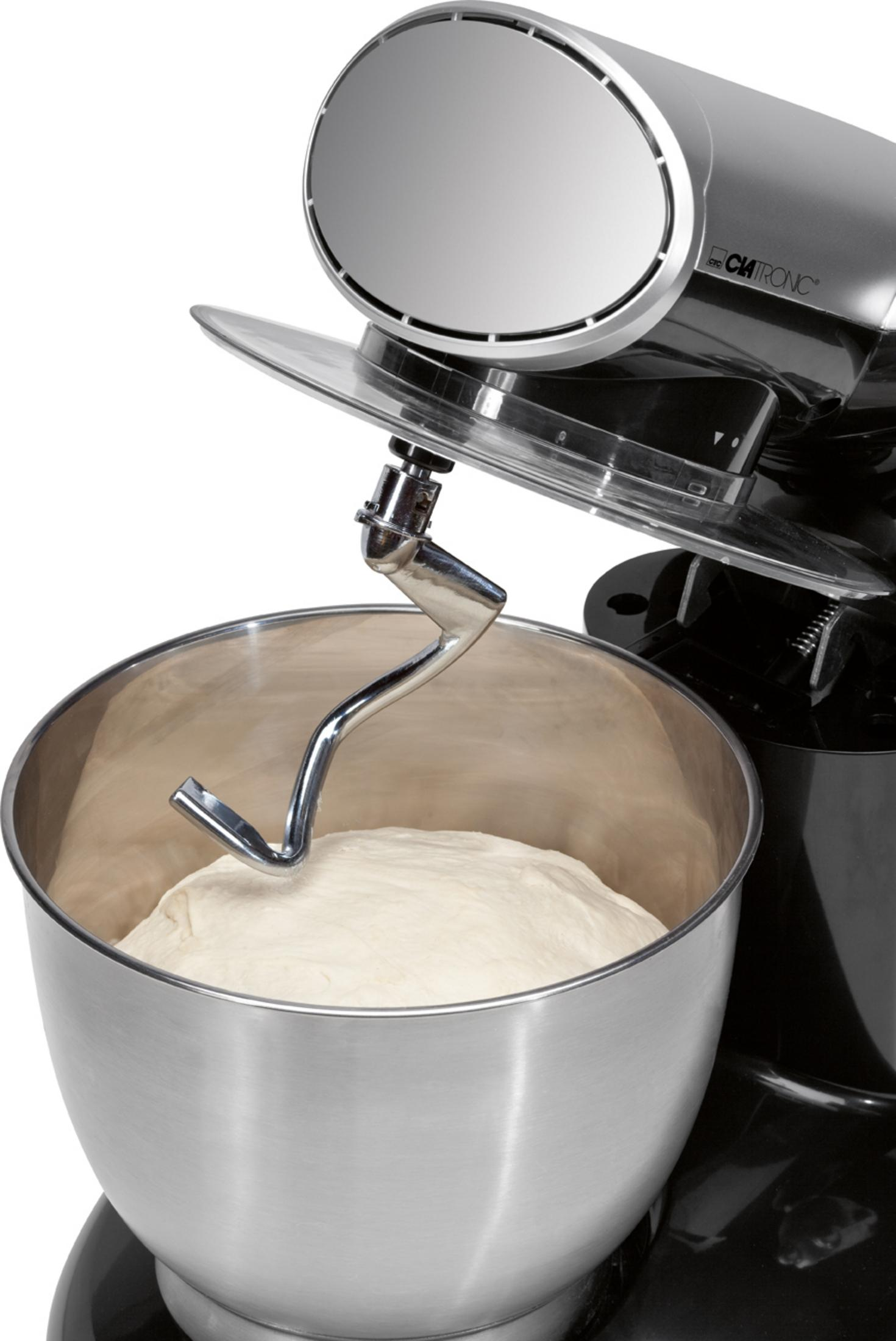 Zbliżenie czarnego miksera stojącego z hakiem do ciasta w metalowej misce z ciastem.