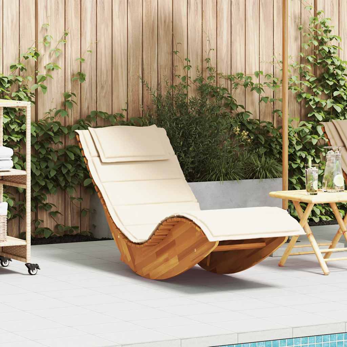 Outdoor-Schaukelstuhl aus Holz mit cremefarbenem Kissen, in der Nähe eines kleinen Tisches und eines Pools.