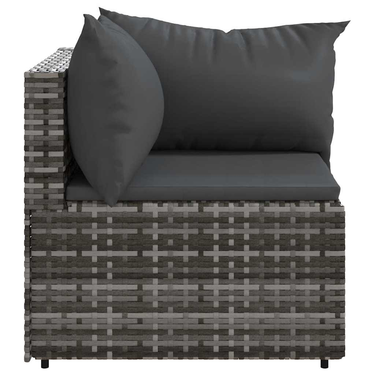 Ein Ecksofa aus Korbgeflecht mit zwei grauen Kissen. Der Hintergrund ist weiß.