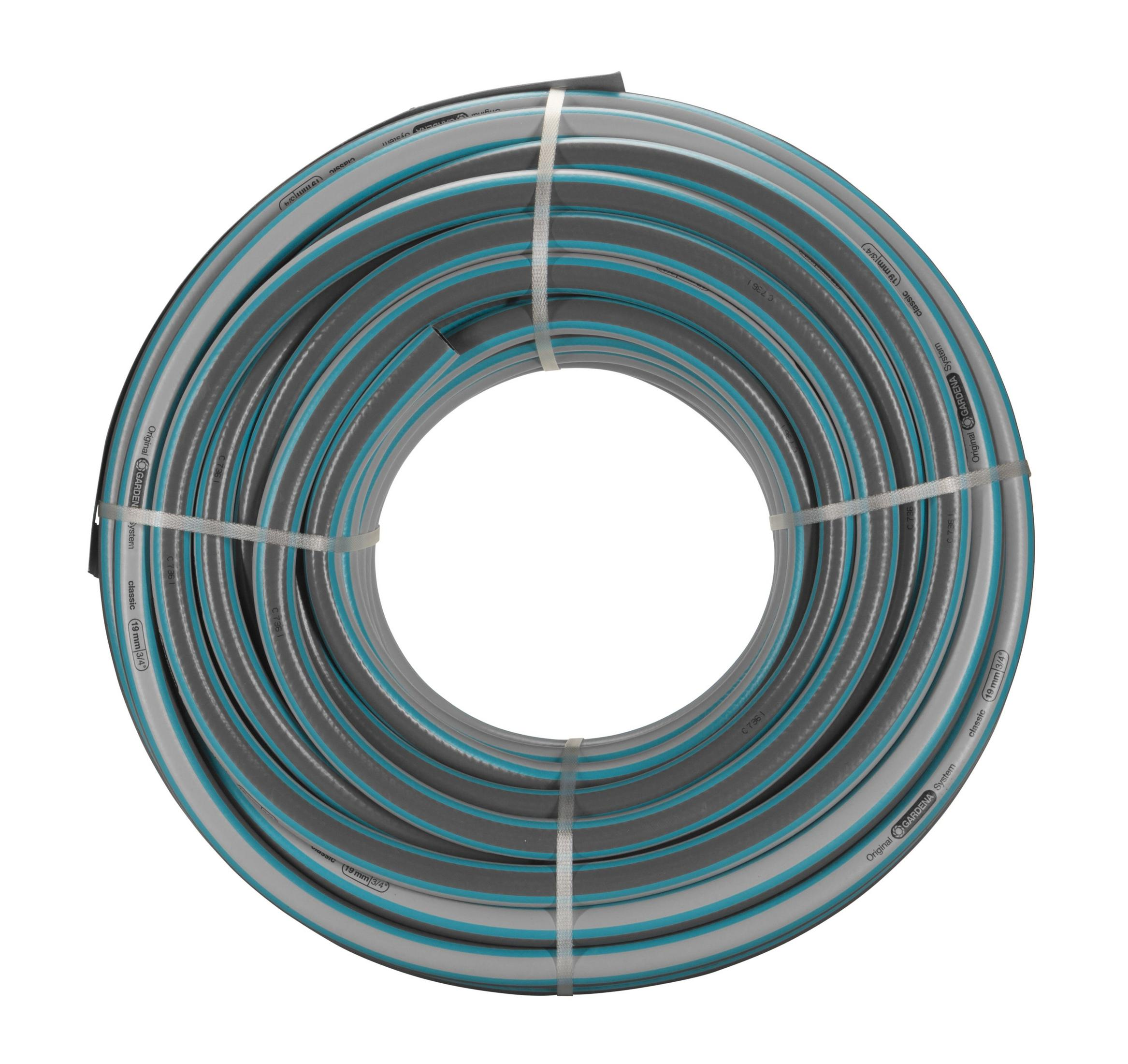 Zwinięty wąż ogrodowy. Szara, niebieska i biała kolorystyka. Białe opaski zabezpieczają zwój.