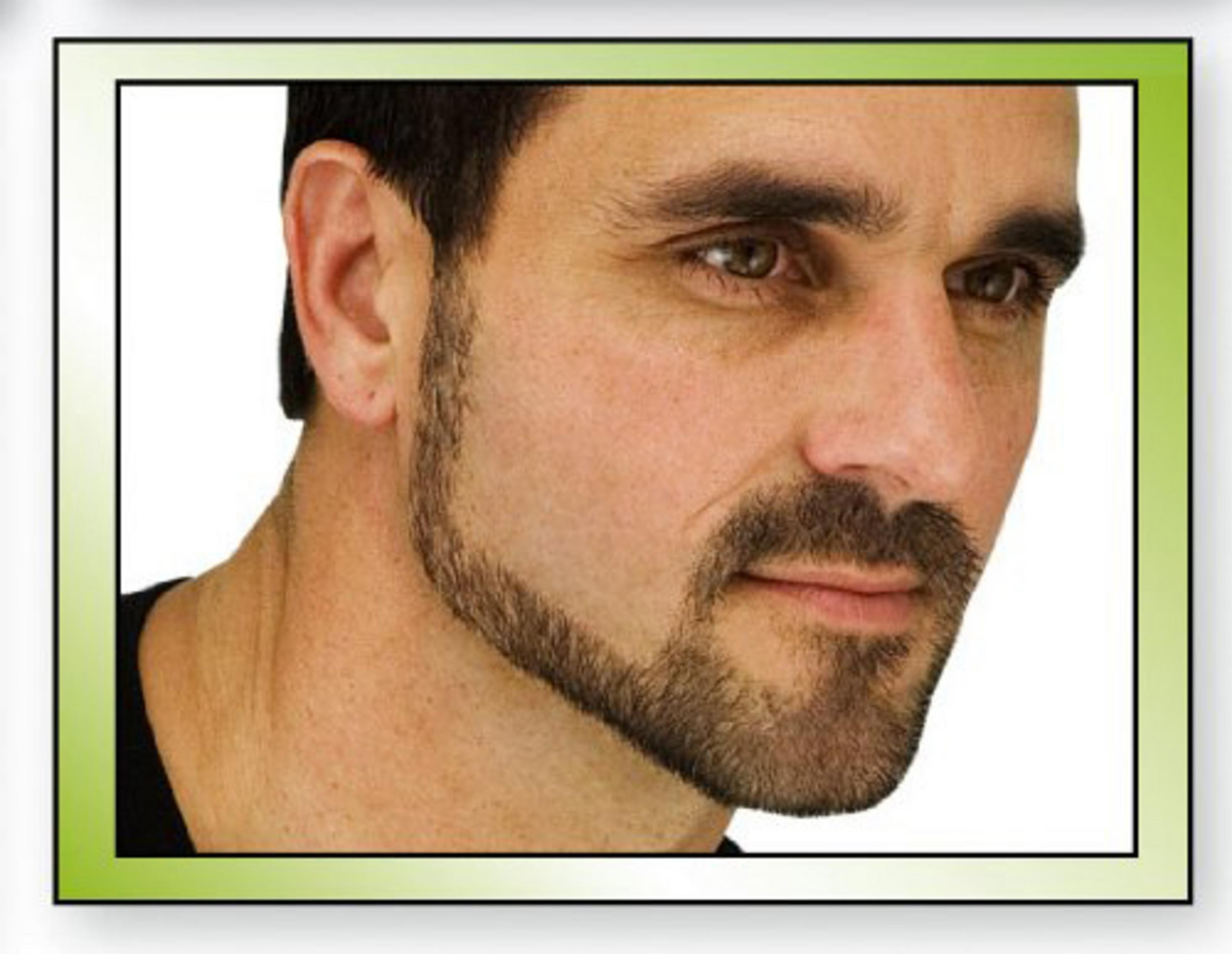 Primer plano del rostro de un hombre con barba recortada y bigote, en una imagen con marco verde.