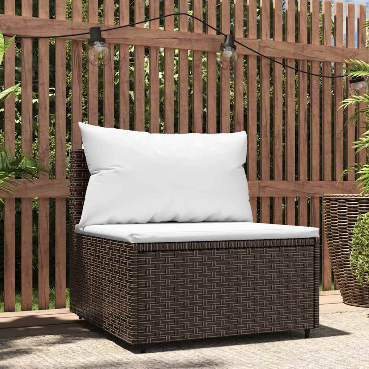 Ein einzelner Stuhl mit weißem Kissen und braun gewebtem Korpus auf einer Terrasse.