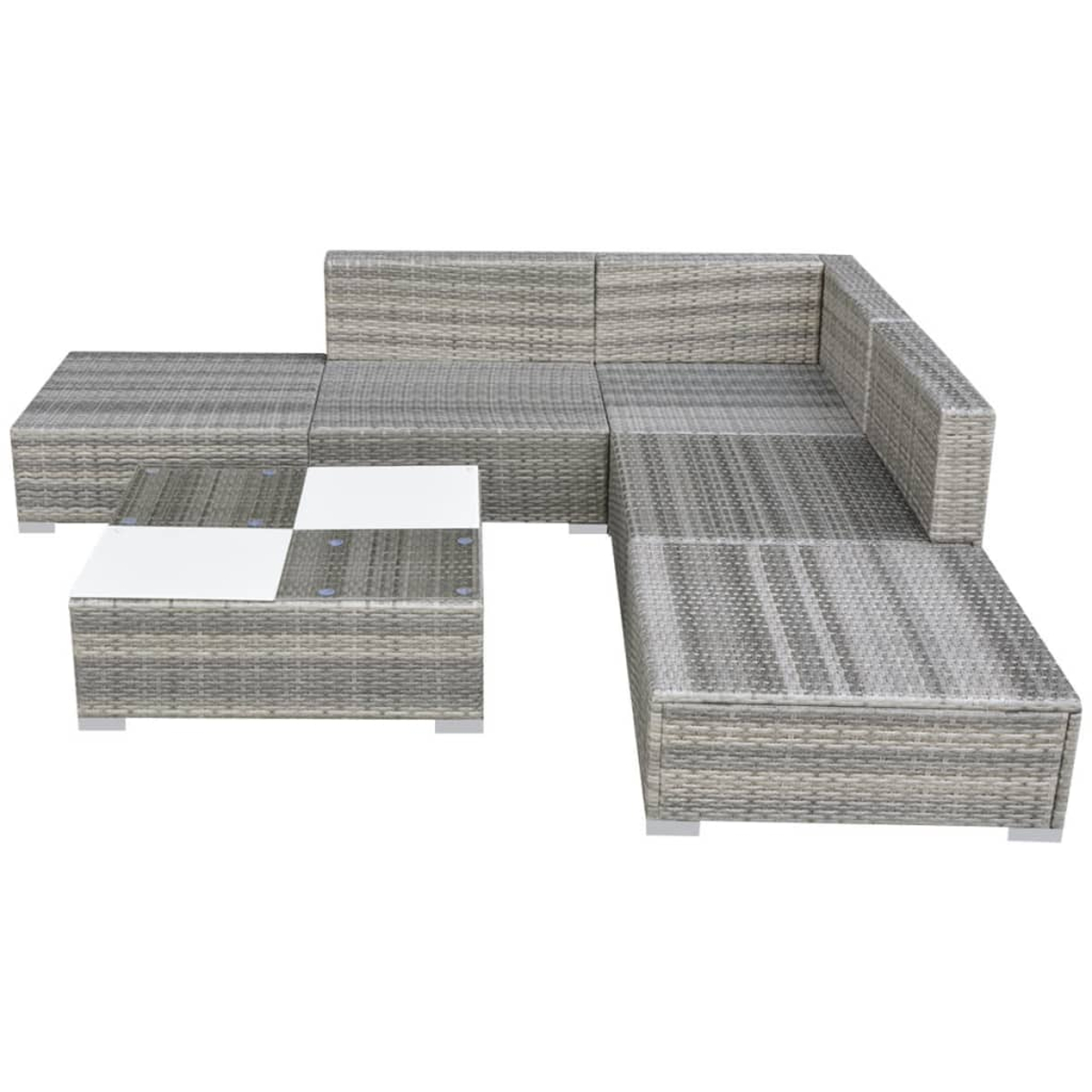Graues Outdoor-Sofa aus Rattan mit einem Couchtisch mit Glasplatte. Die Möbel stehen vor weißem Hintergrund.