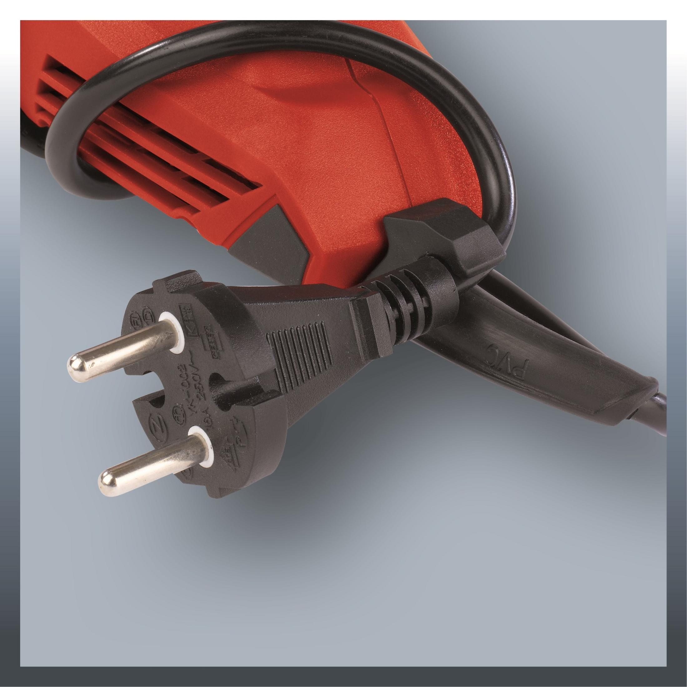 Zbliżenie wtyczki zasilania szlifierki kątowej Einhell. Wtyczka jest czarna i ma dwa bolce.