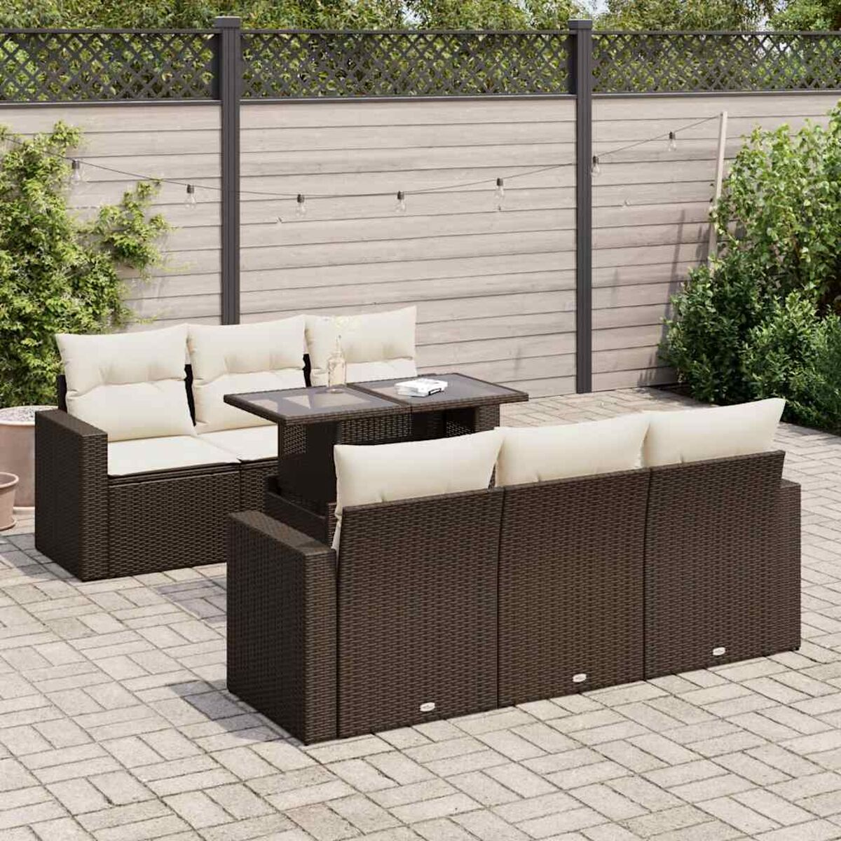 Set di mobili da esterno in rattan marrone. Include divano e tavolo. Cuscini e cuscini beige.