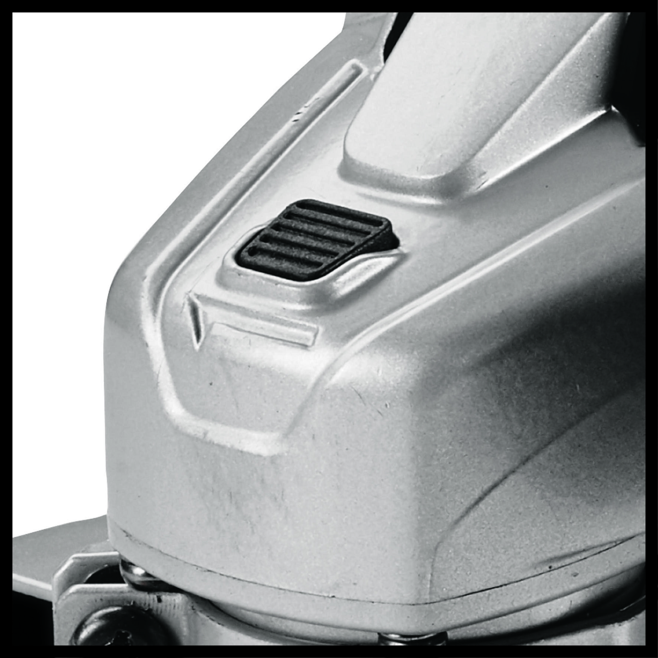 Zbliżenie na górę srebrnej szlifierki kątowej z czarnym przyciskiem.